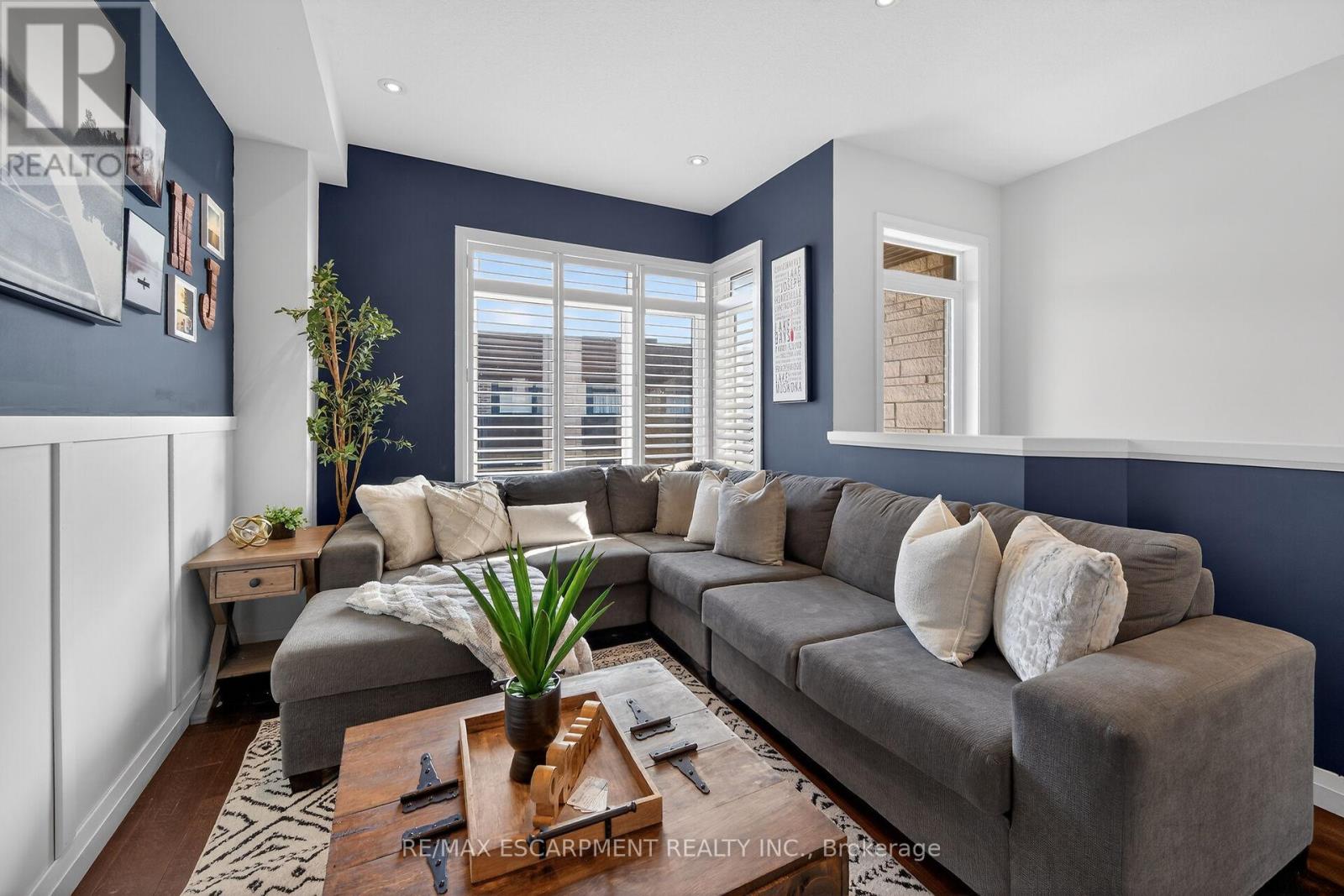 33 - 35 Midhurst Heights, Hamilton, Ontario  L8J 0K9 - Photo 2 - X12875590