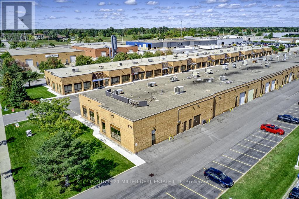 33 - 775 Pacific Road, Oakville (Qe Queen Elizabeth), Ontario  L6L 6M4 - Photo 2 - W12908188