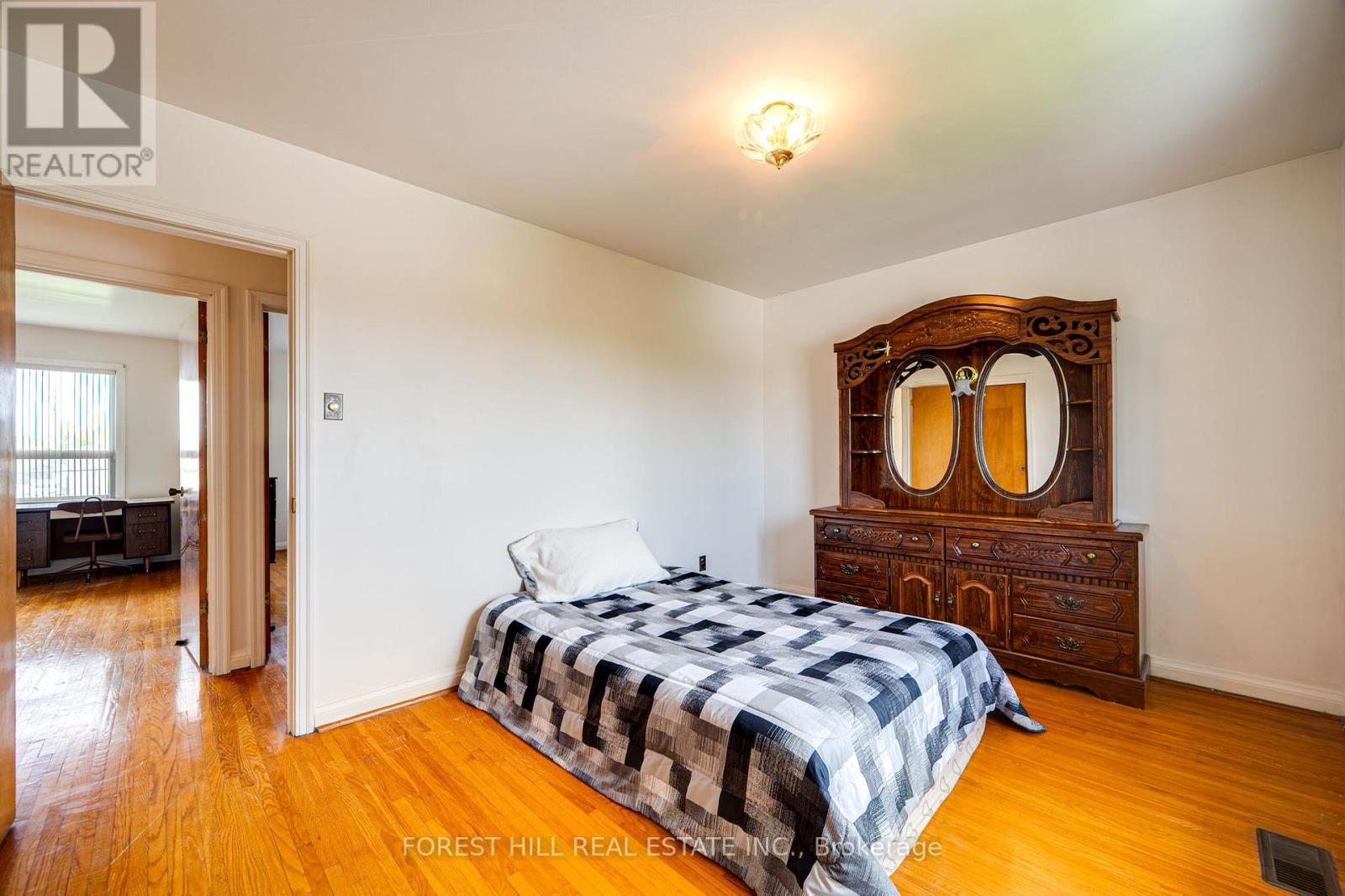 73 Talent Crescent, Toronto, Ontario  M9M 2N5 - Photo 11 - W12908232