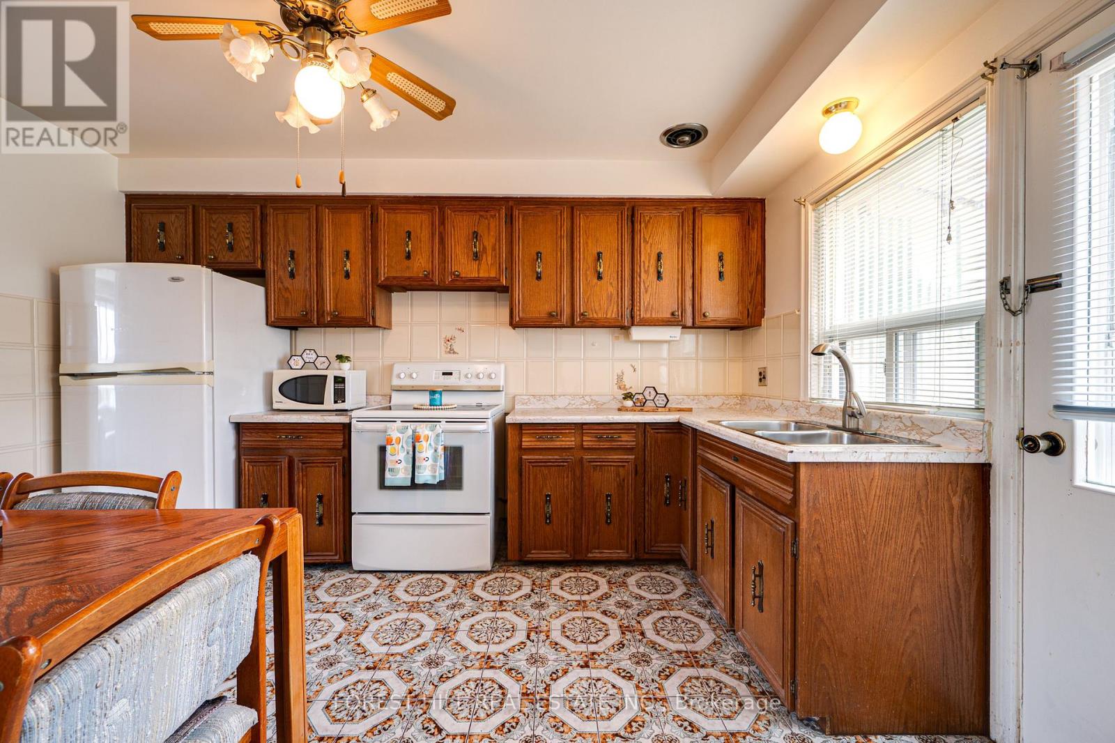 73 Talent Crescent, Toronto, Ontario  M9M 2N5 - Photo 5 - W12908232