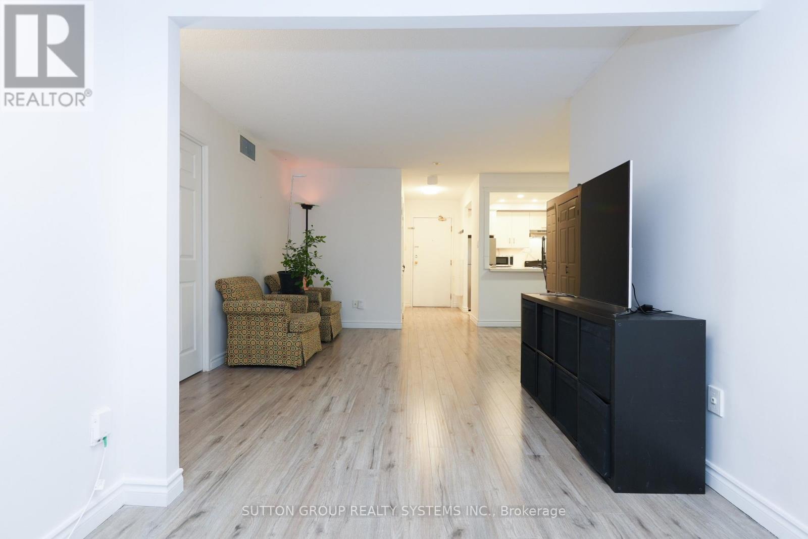512 - 285 Enfield Place, Mississauga, Ontario  L5B 3Y6 - Photo 3 - W12908264