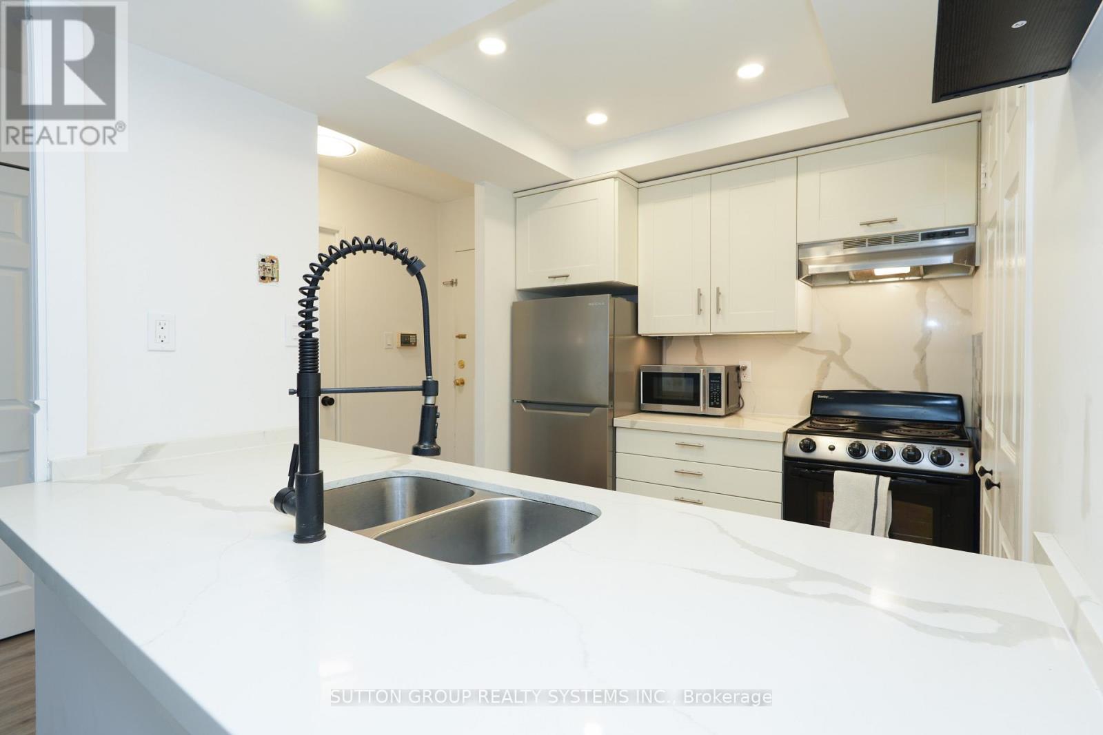 512 - 285 Enfield Place, Mississauga, Ontario  L5B 3Y6 - Photo 4 - W12908264