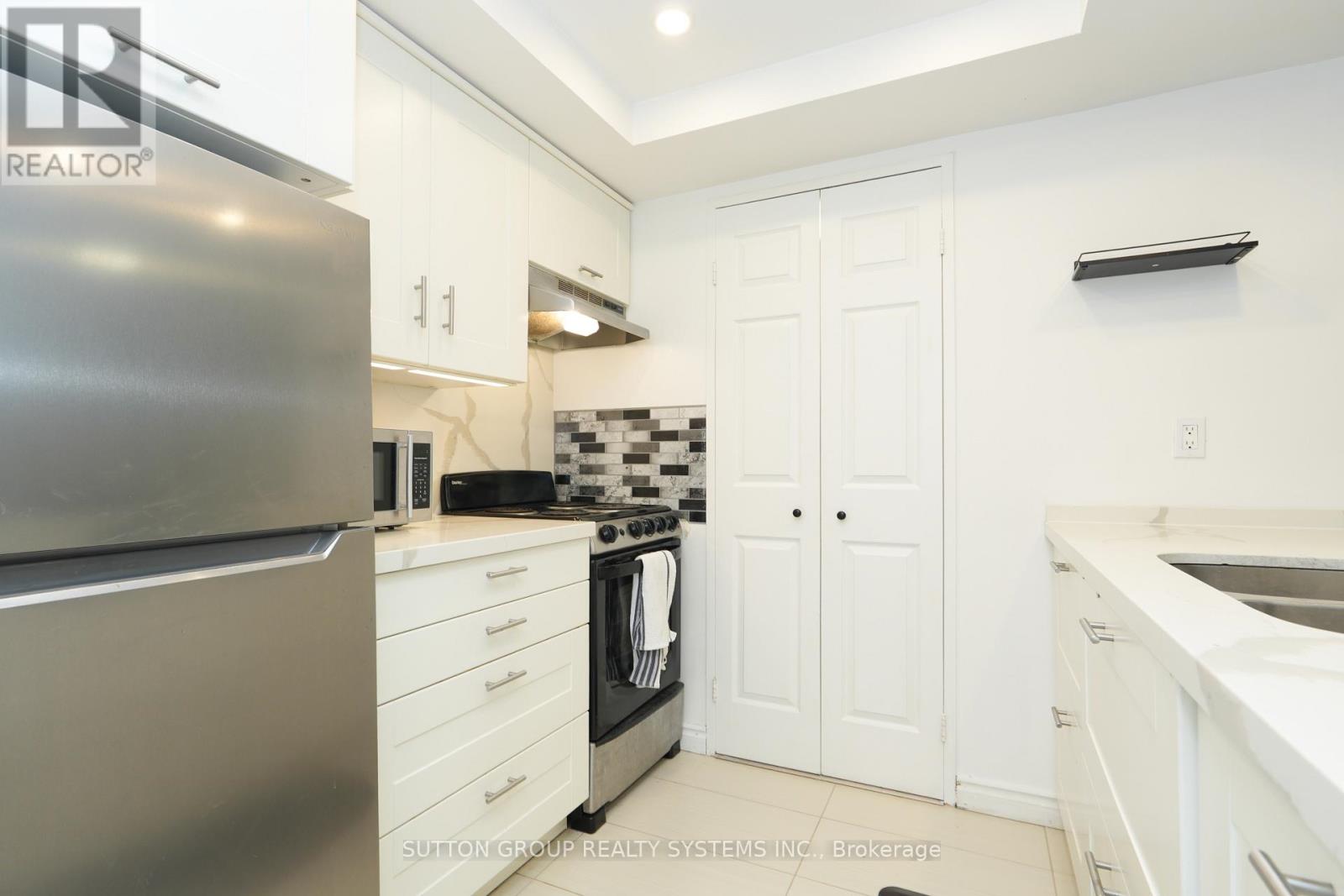 512 - 285 Enfield Place, Mississauga, Ontario  L5B 3Y6 - Photo 5 - W12908264