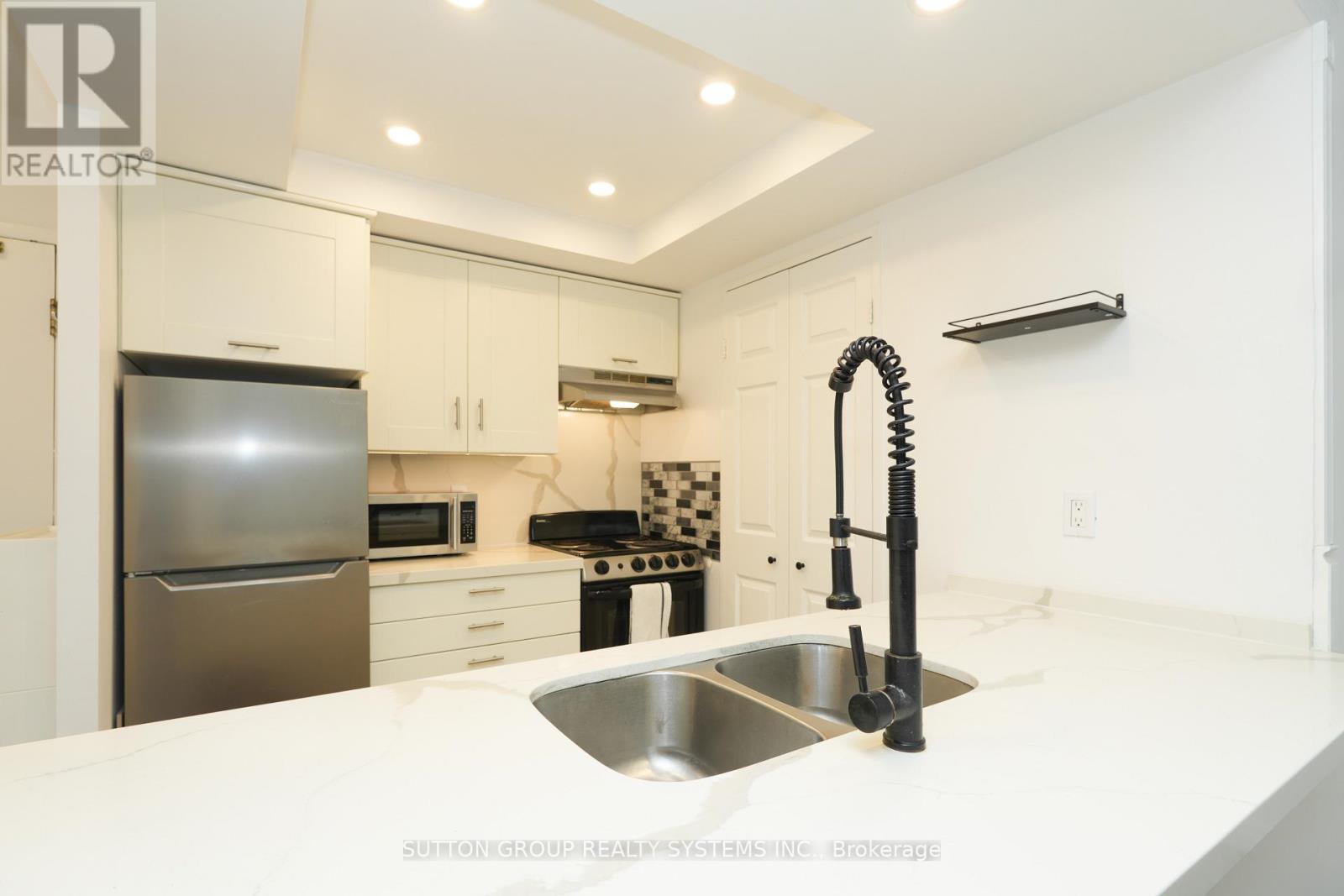 512 - 285 Enfield Place, Mississauga, Ontario  L5B 3Y6 - Photo 6 - W12908264