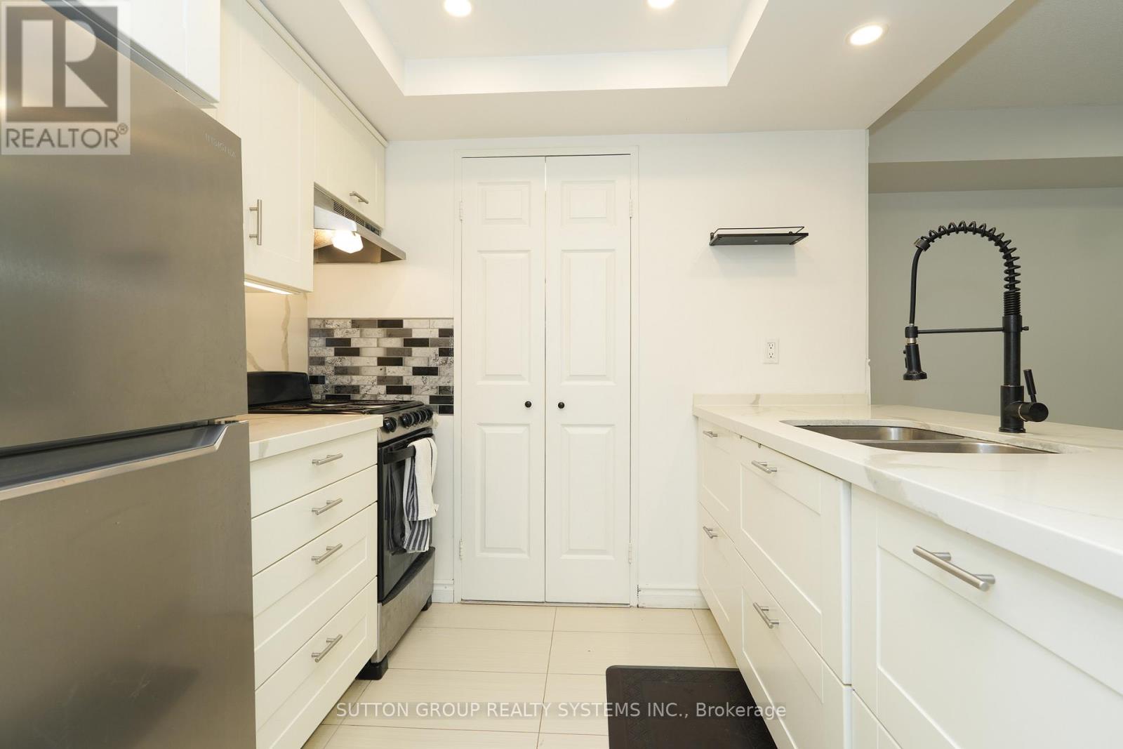 512 - 285 Enfield Place, Mississauga, Ontario  L5B 3Y6 - Photo 7 - W12908264