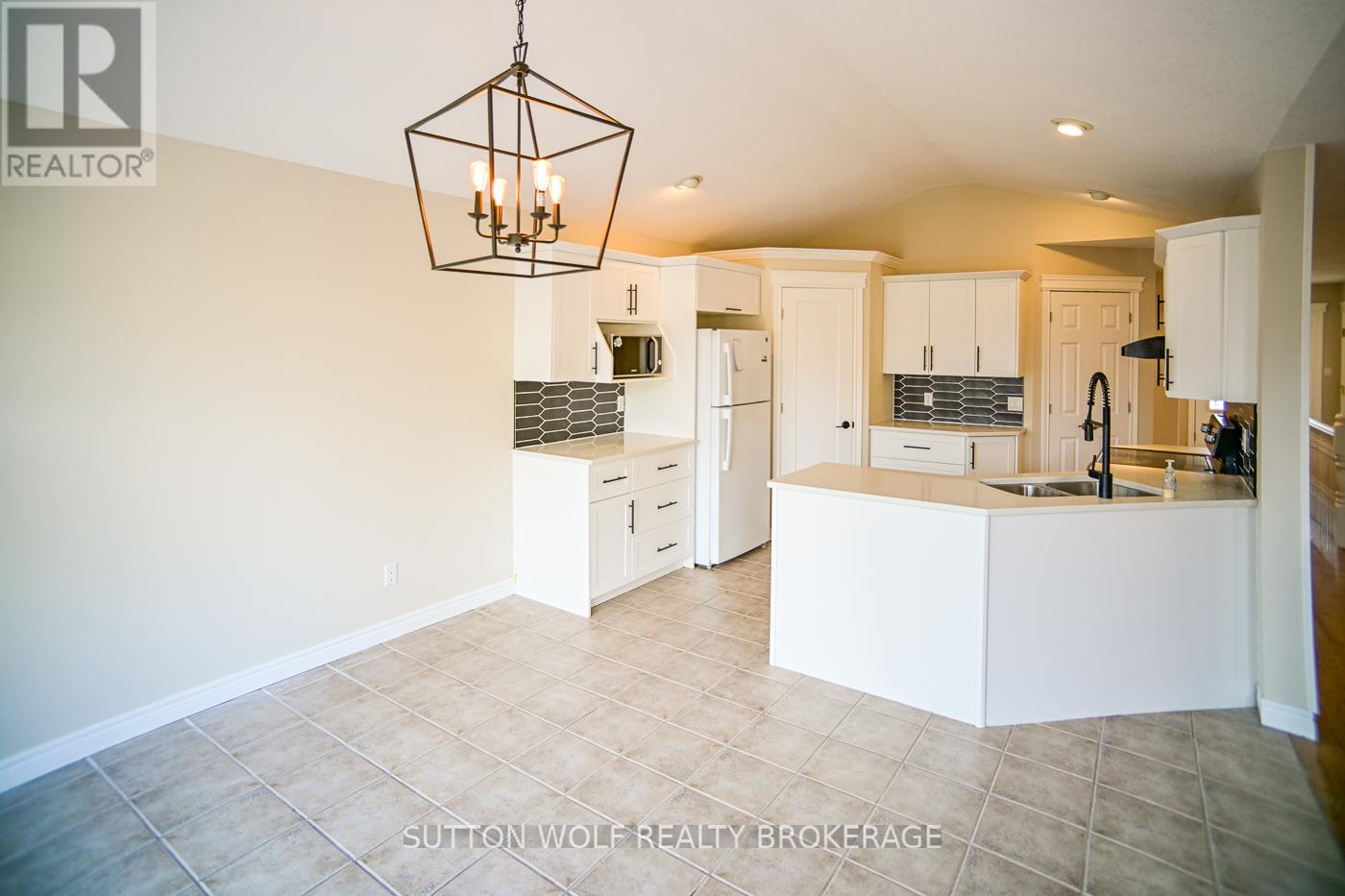 501 Darcy Drive, Strathroy-Caradoc, Ontario  N7G 4K9 - Photo 4 - X12787744