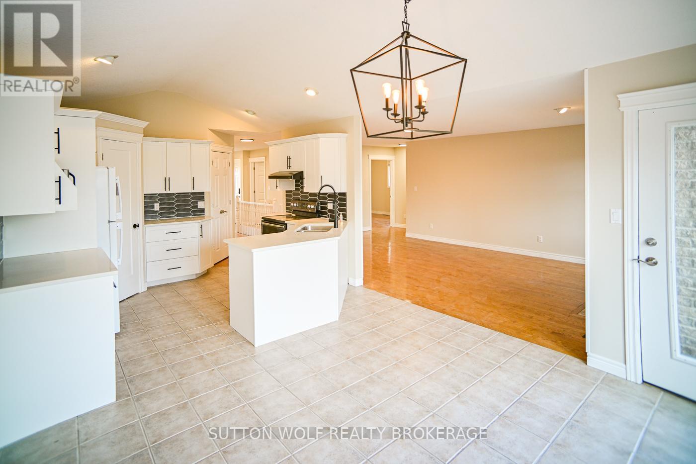 501 Darcy Drive, Strathroy-Caradoc, Ontario  N7G 4K9 - Photo 5 - X12787744