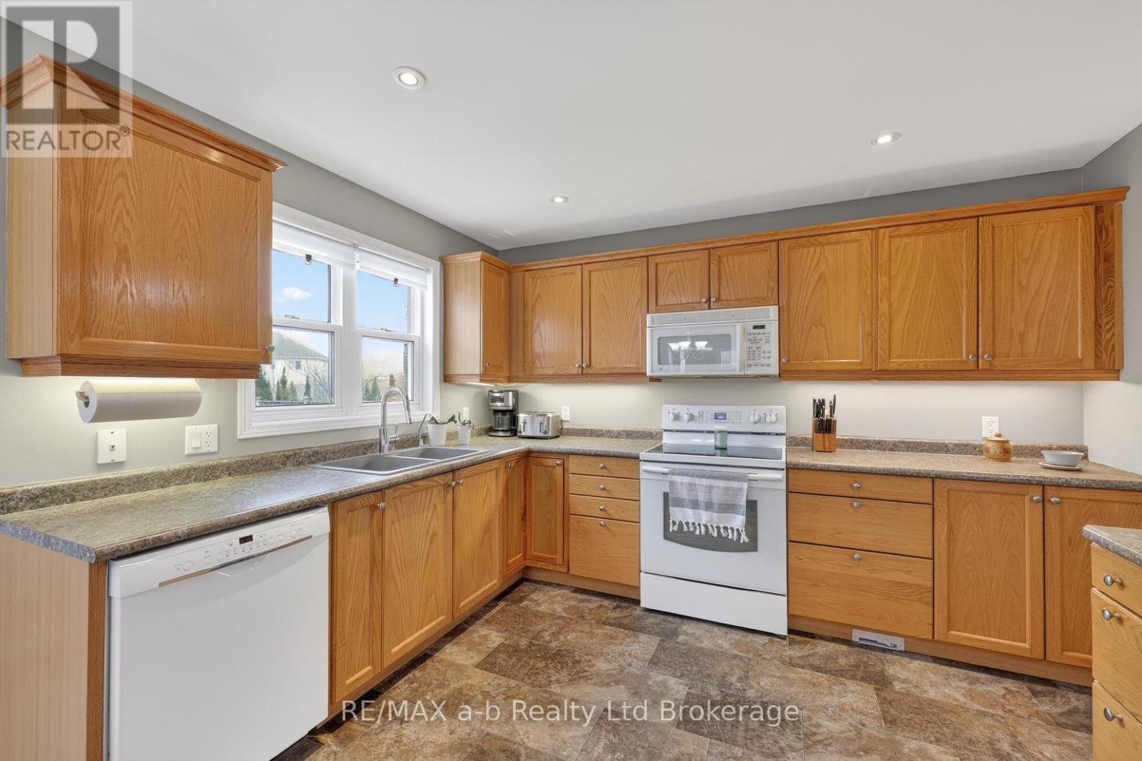 20 Owen Street, Ingersoll, Ontario  N5C 4G7 - Photo 14 - X12854224