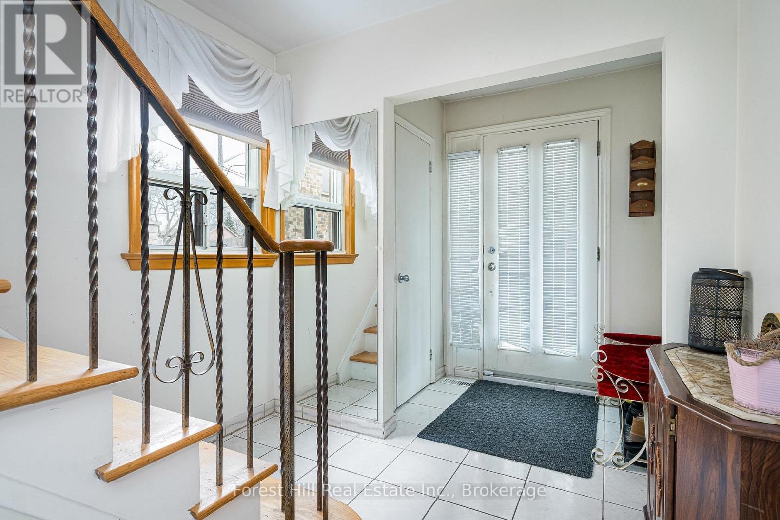 40 Chiswick Avenue, Toronto, Ontario  M6M 4T9 - Photo 5 - W12908422