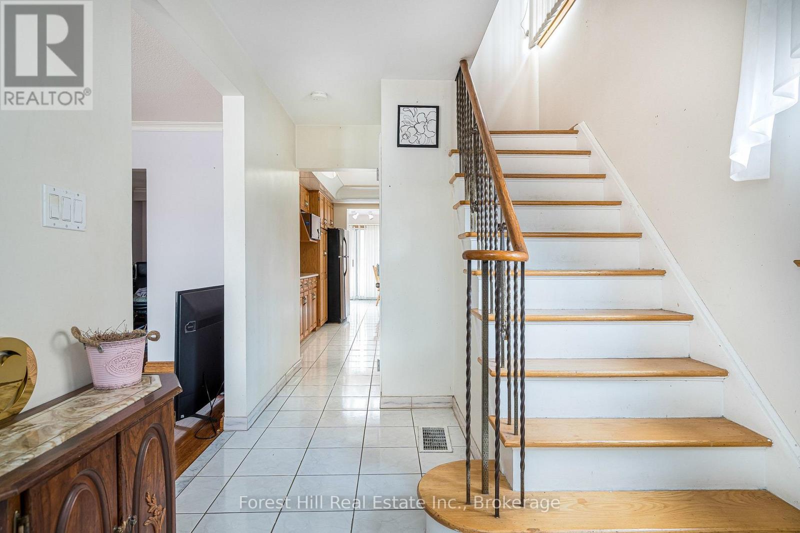 40 Chiswick Avenue, Toronto, Ontario  M6M 4T9 - Photo 6 - W12908422