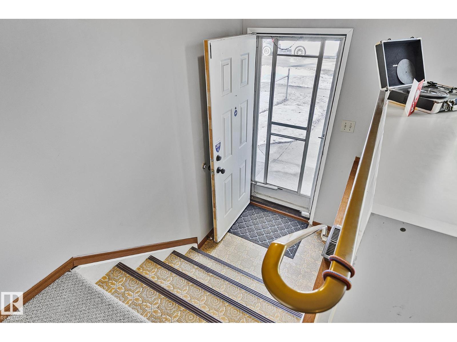 8561 89 St Nw, Edmonton, Alberta  T6C 3K4 - Photo 3 - E4478664