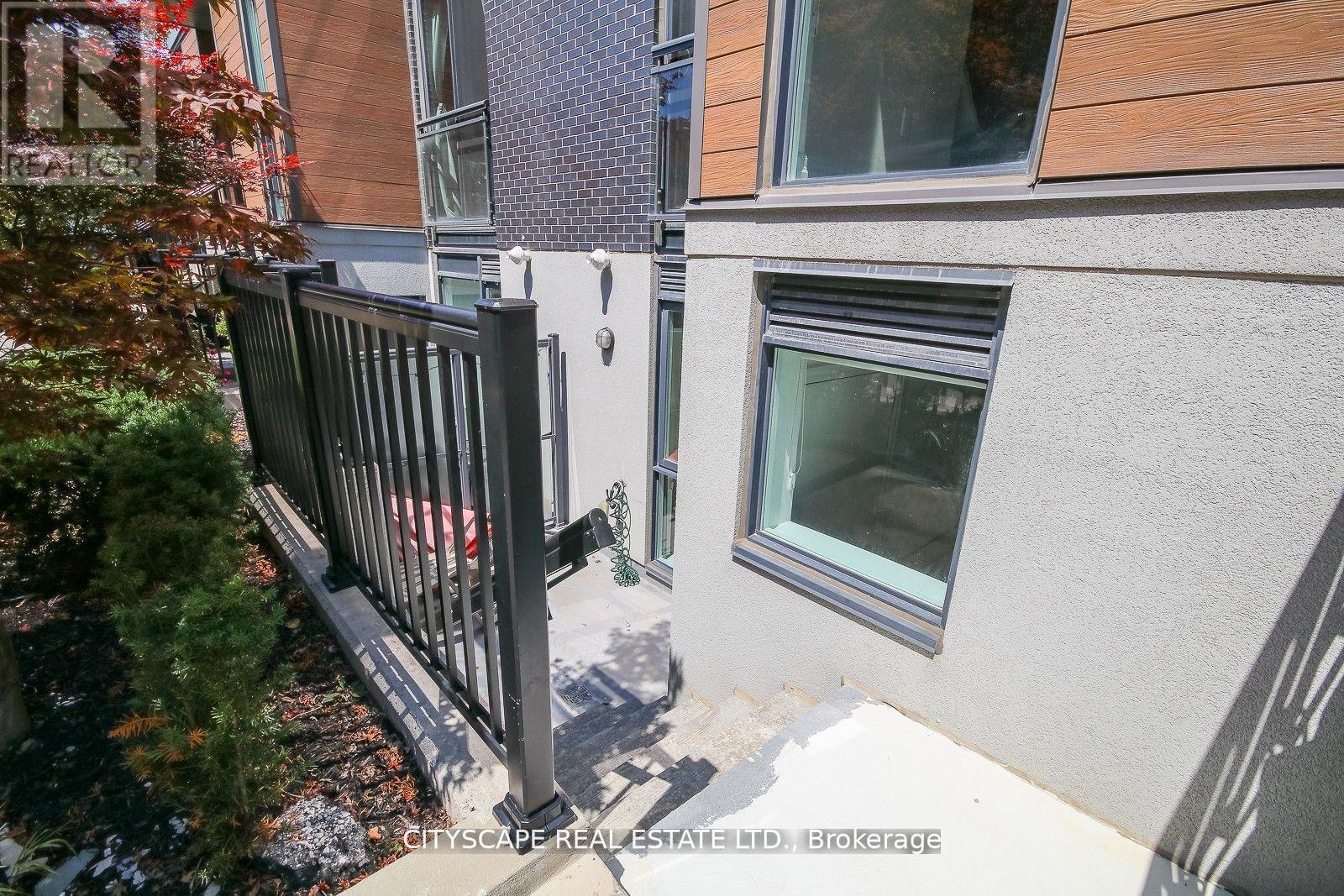 Th - 802 - 57 Macaulay Avenue, Toronto, Ontario  M6P 3P5 - Photo 14 - W12908414