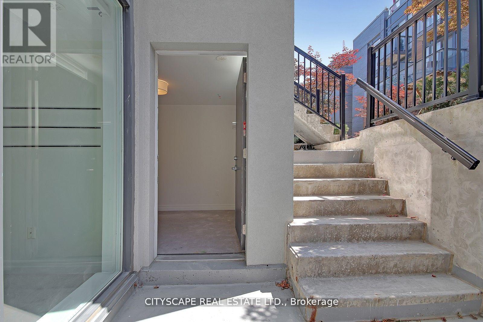 Th - 802 - 57 Macaulay Avenue, Toronto, Ontario  M6P 3P5 - Photo 6 - W12908414