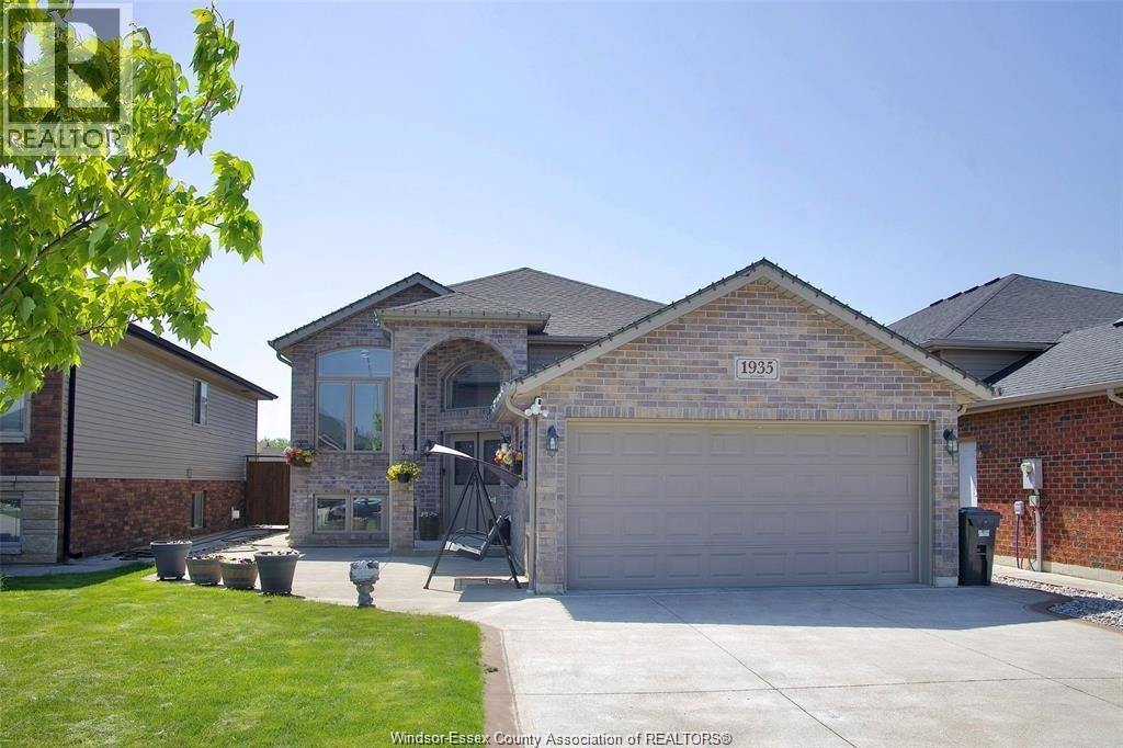 MLS# 26005917: 1935 MANITOBA, Windsor, Canada