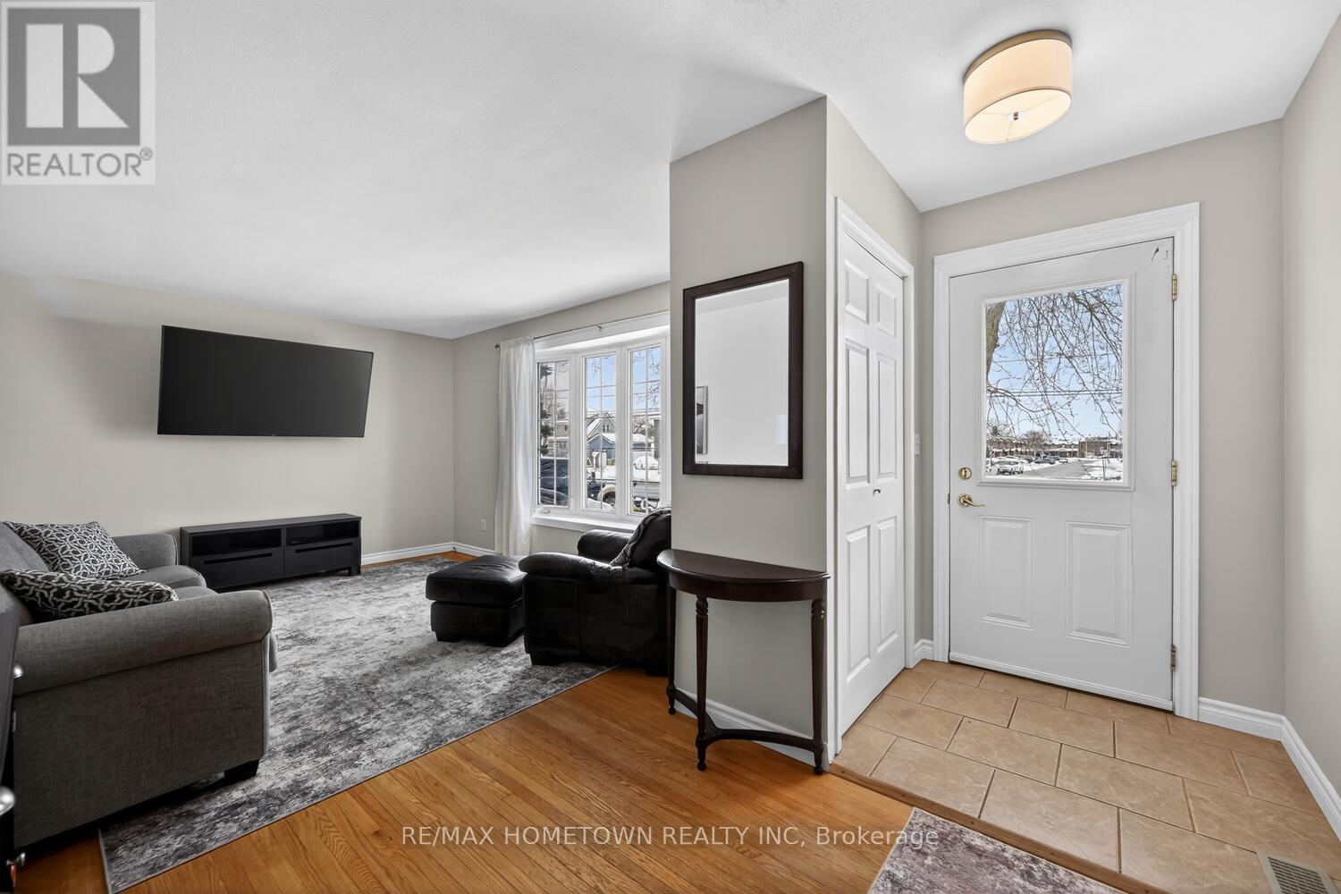 40 Windsor Drive, Brockville, Ontario  K6V 3H6 - Photo 4 - X12908694