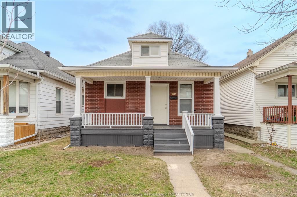 MLS# 26005832: 1704 Highland AVENUE, Windsor, Canada