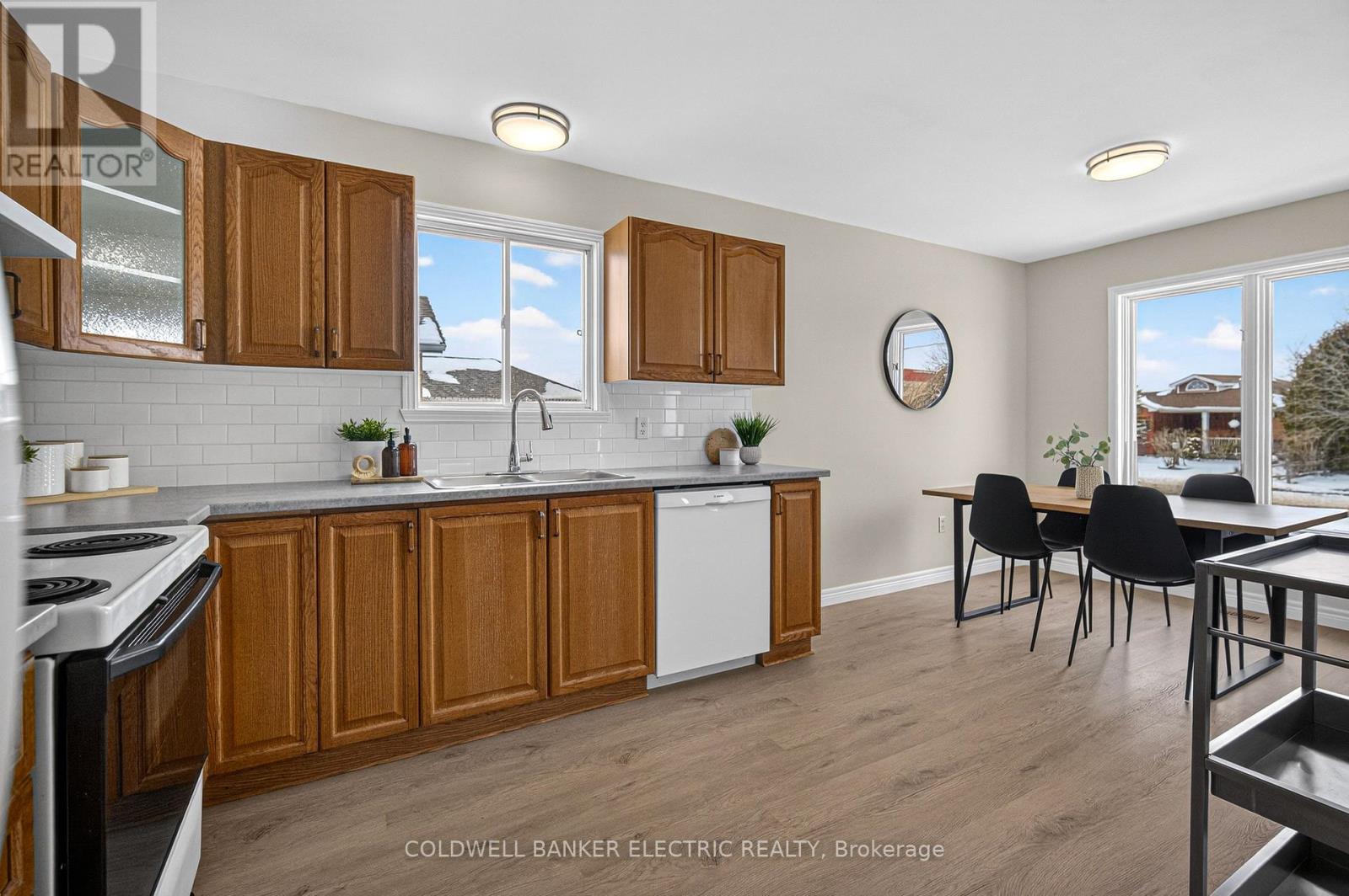 329 Mary Street W, Kawartha Lakes, Ontario  K9V 5X5 - Photo 9 - X12908810