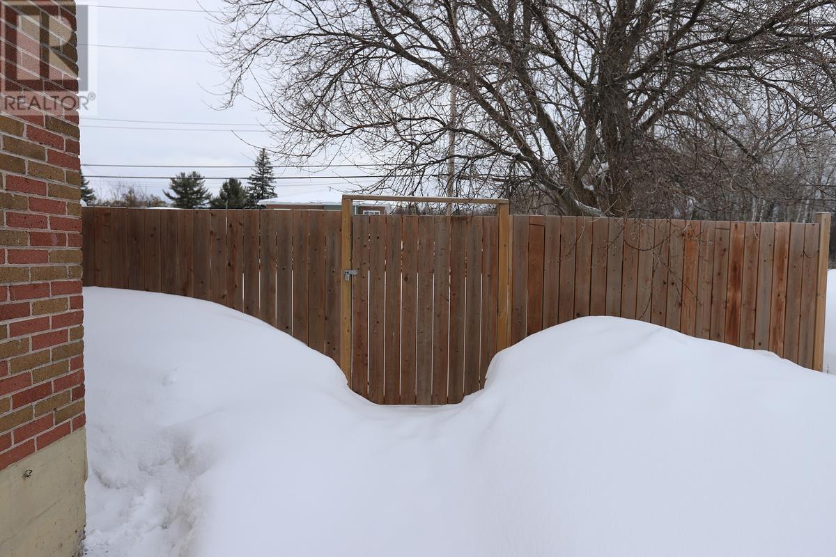 1052 Wellington St E, Sault Ste. Marie, Ontario  P6A 2N9 - Photo 2 - SM260507