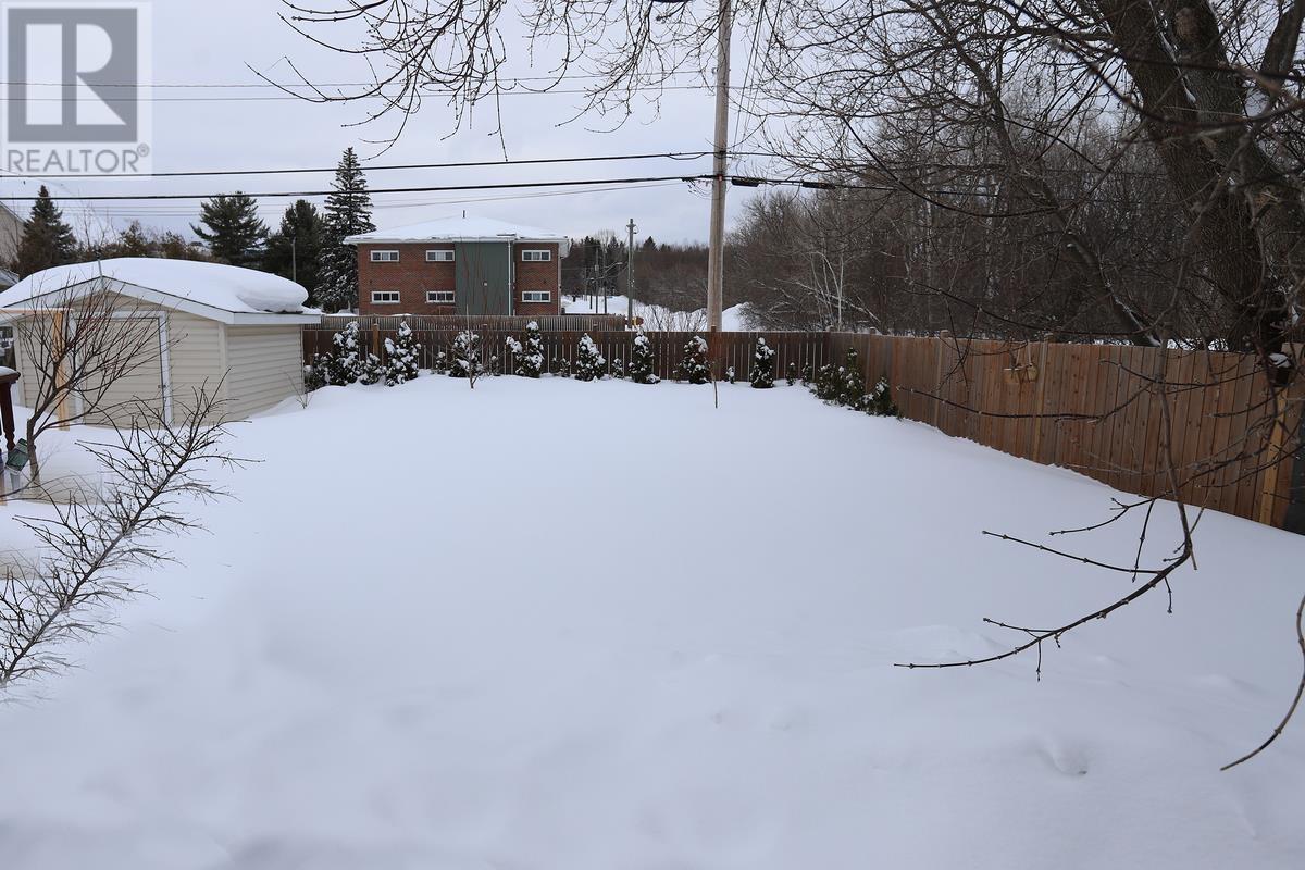 1052 Wellington St E, Sault Ste. Marie, Ontario  P6A 2N9 - Photo 4 - SM260507