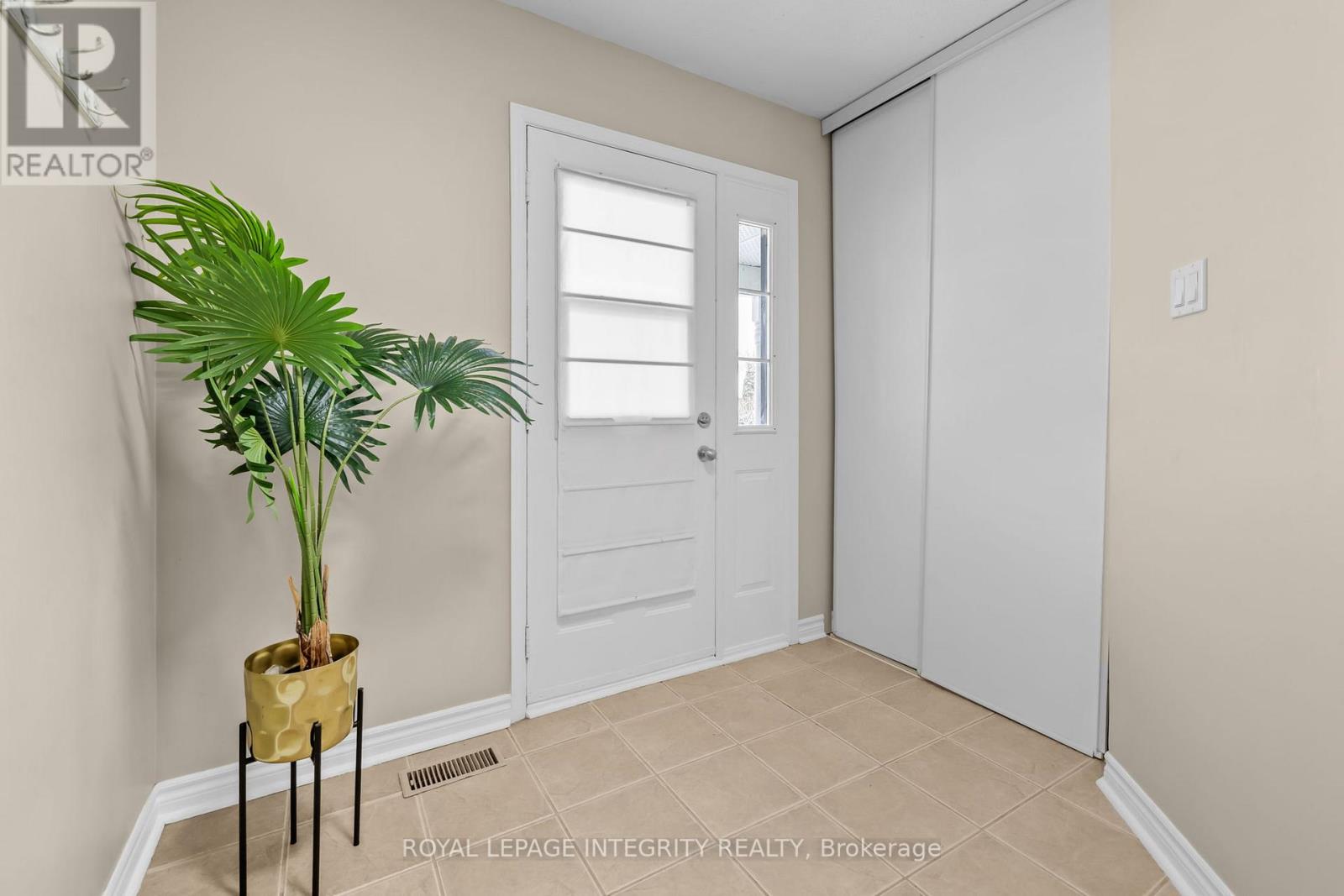 35 Randall James Drive, Ottawa, Ontario  K2S 1L9 - Photo 2 - X12908486