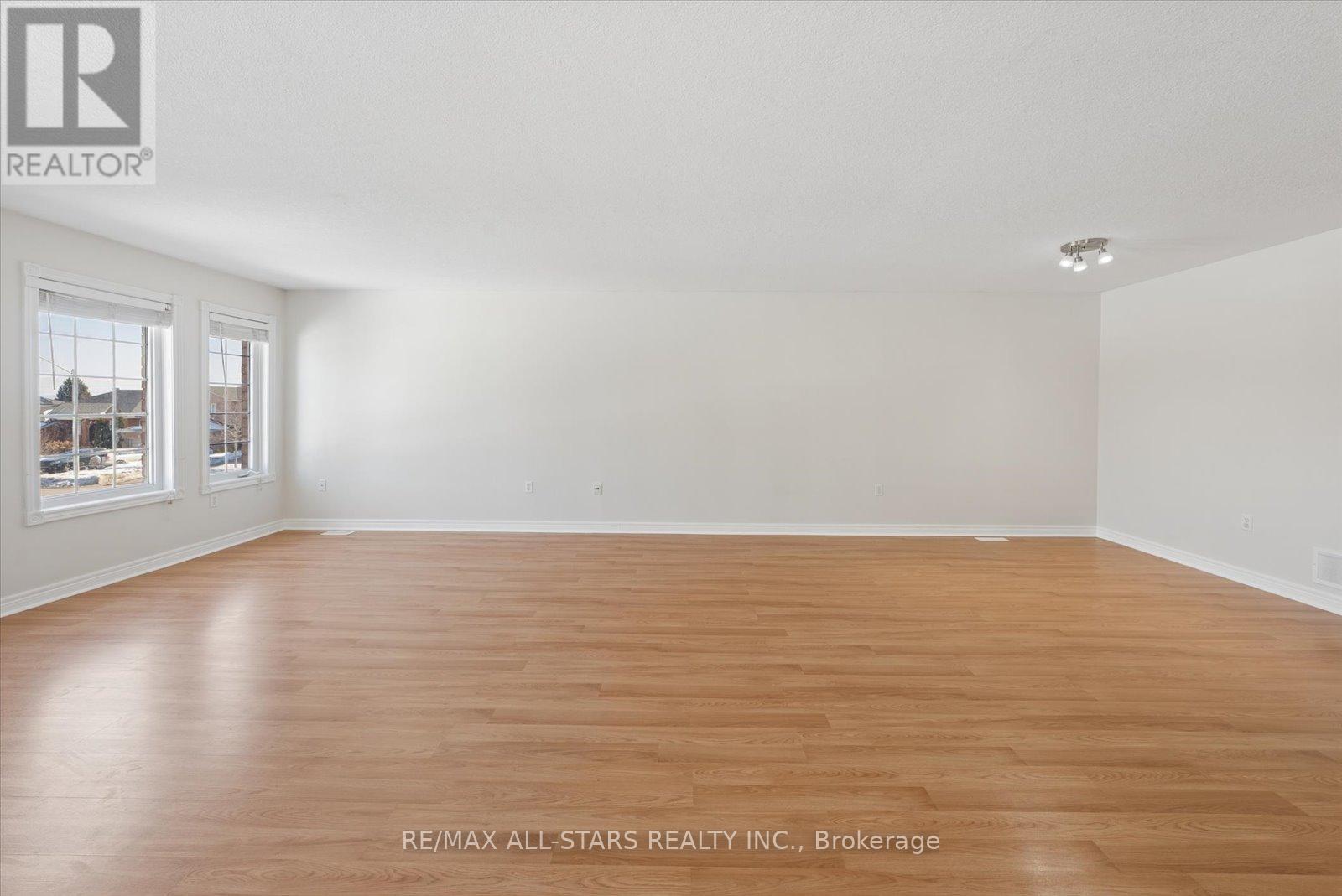 4 Smith Street, Bradford West Gwillimbury, Ontario  L3Z 3C9 - Photo 8 - N12908840