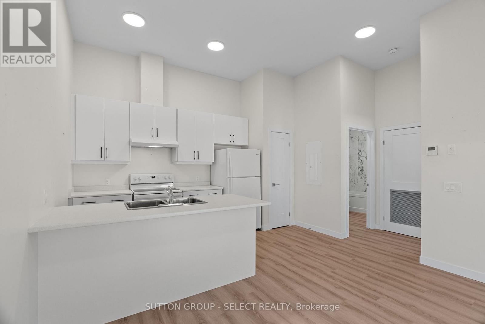 Photo 13 of 44 for 370 William Street