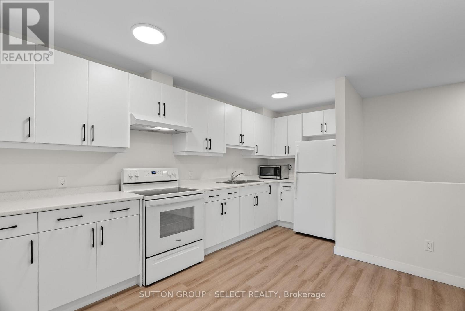 Photo 23 of 44 for 370 William Street