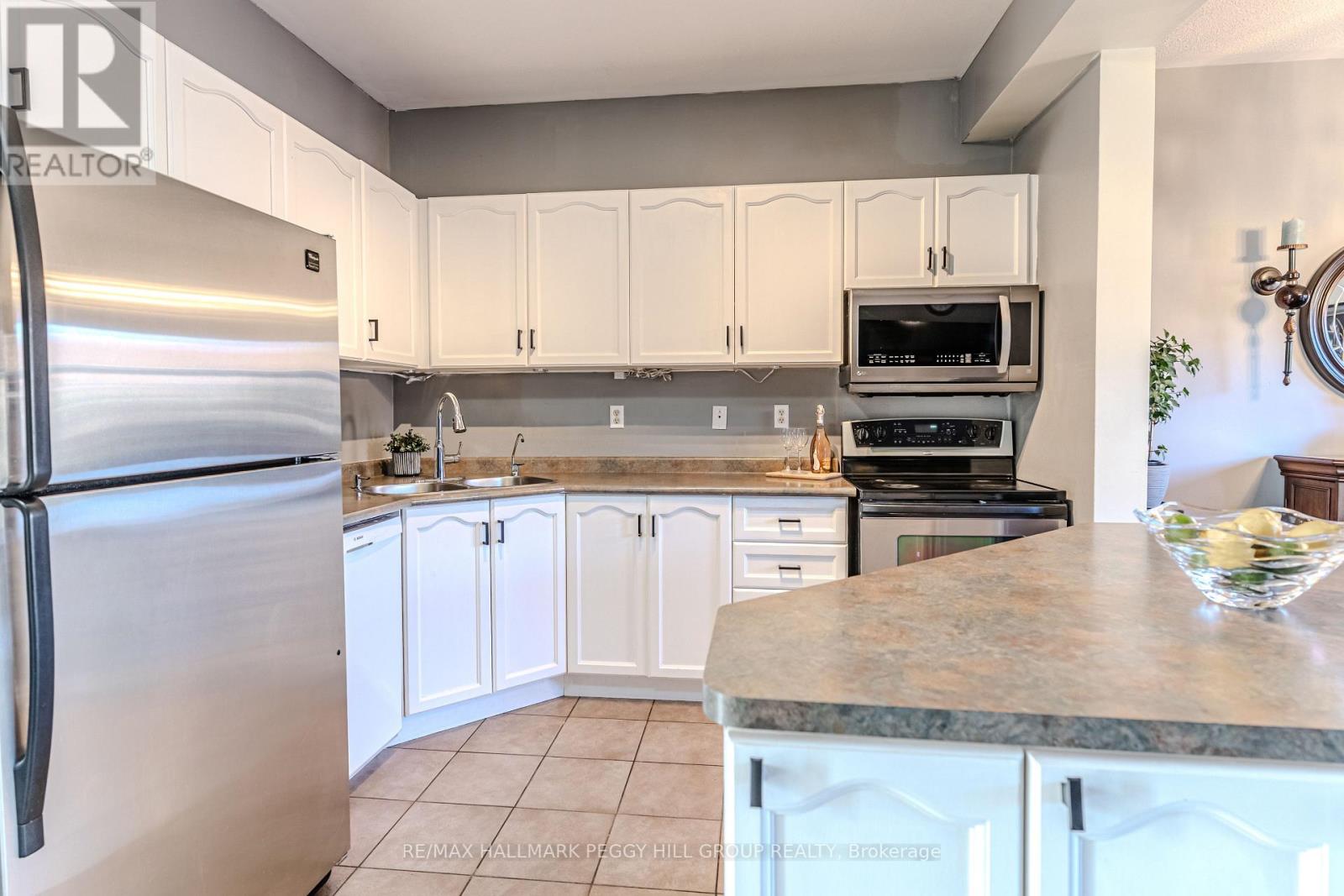 17 Bruce Crescent, Barrie (Bayshore), Ontario  L4N 8T8 - Photo 3 - S12908586