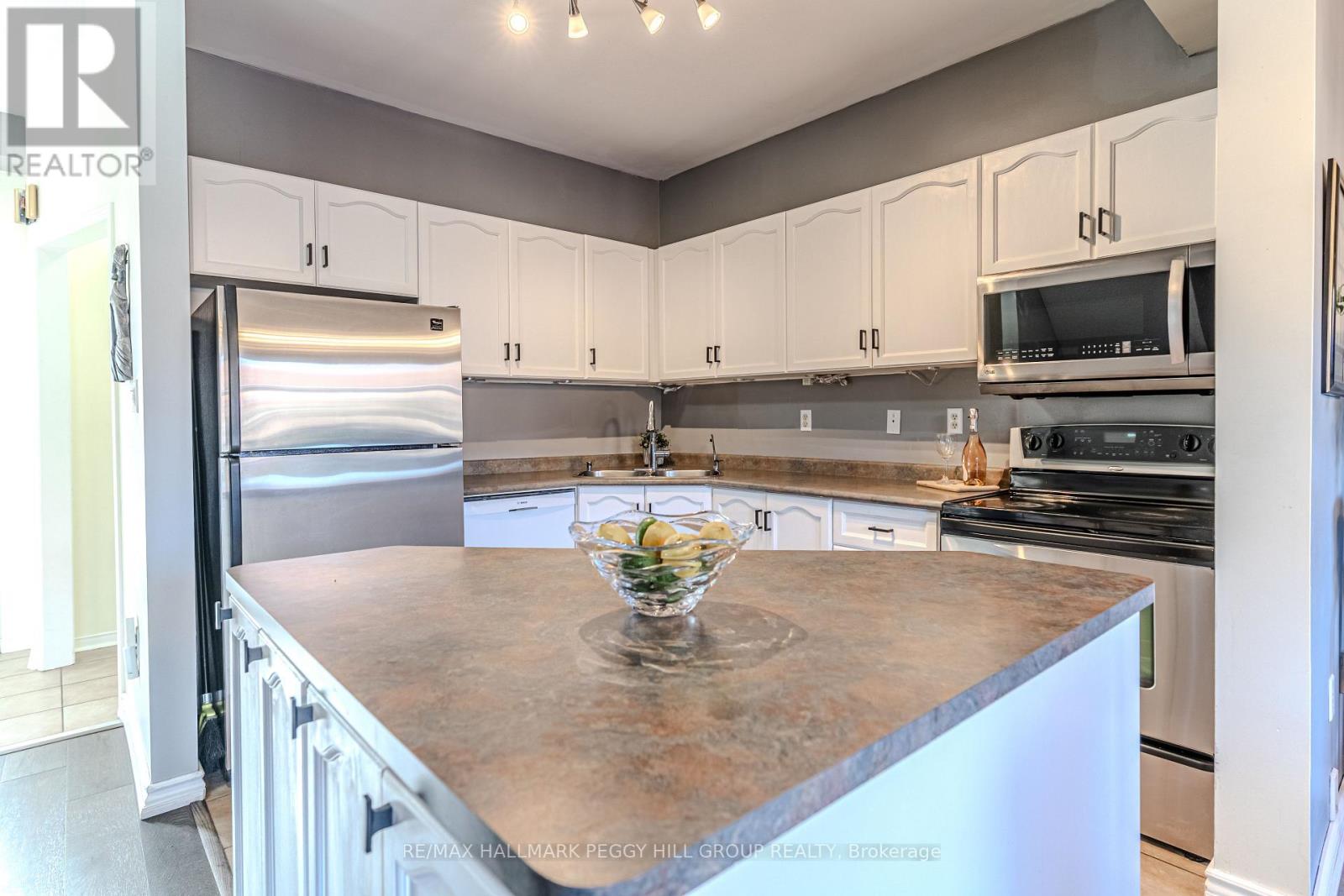 17 Bruce Crescent, Barrie (Bayshore), Ontario  L4N 8T8 - Photo 5 - S12908586