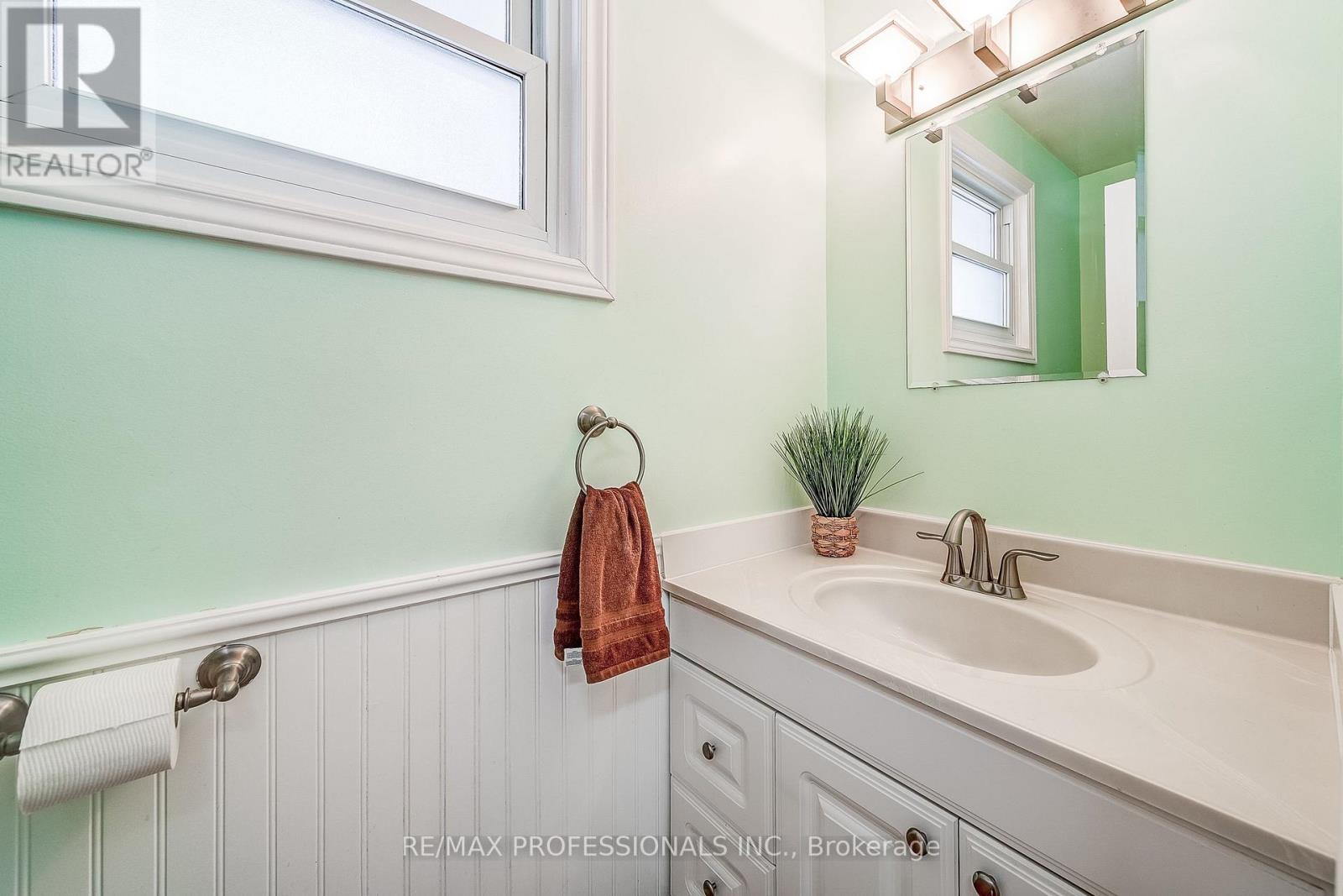 2 Agnes Street, Barrie (Wellington), Ontario  L4M 2S2 - Photo 18 - S12908606