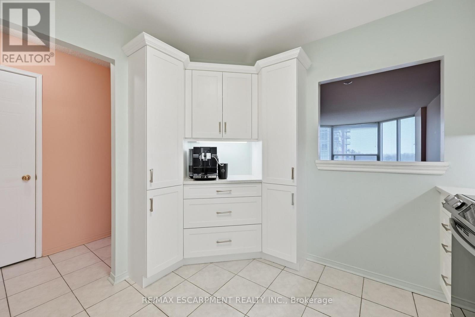 808 - 1270 Maple Crossing Boulevard, Burlington, Ontario  L7S 2J3 - Photo 5 - W12906474