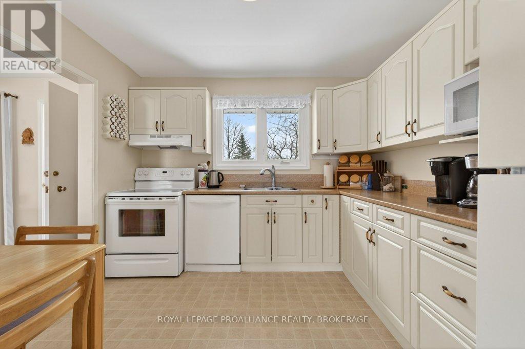 28 Pember Place, Kingston, Ontario  K7M 2P7 - Photo 13 - X12908608