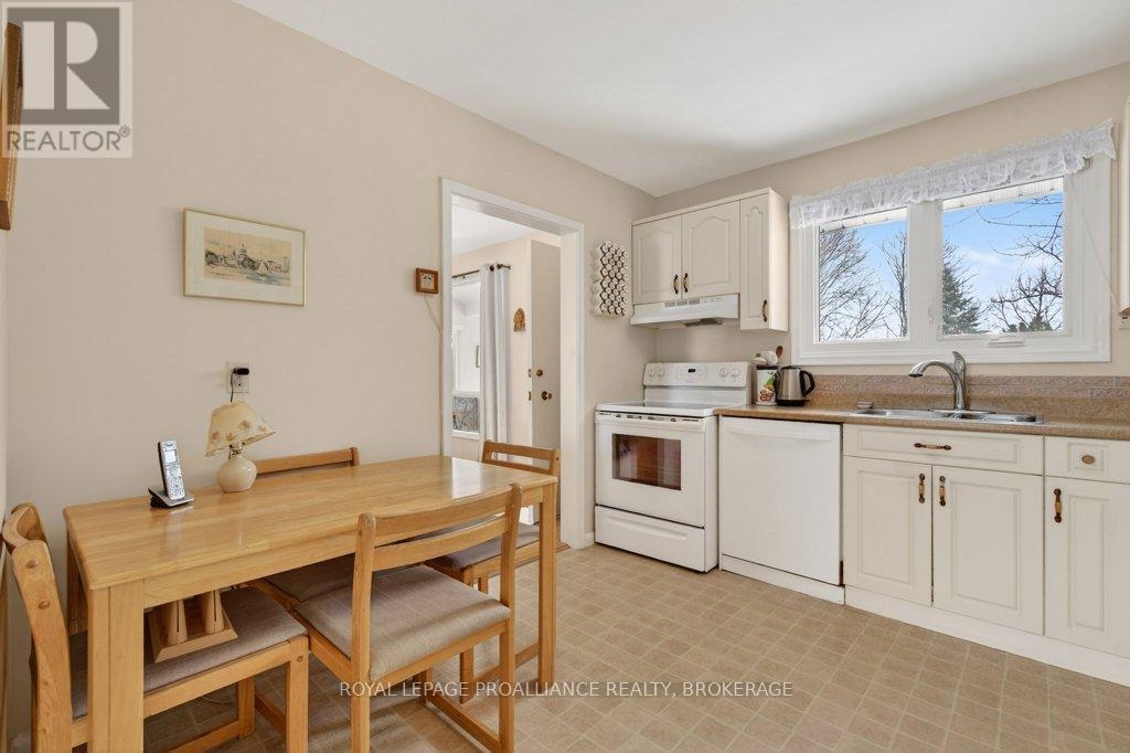 28 Pember Place, Kingston, Ontario  K7M 2P7 - Photo 14 - X12908608