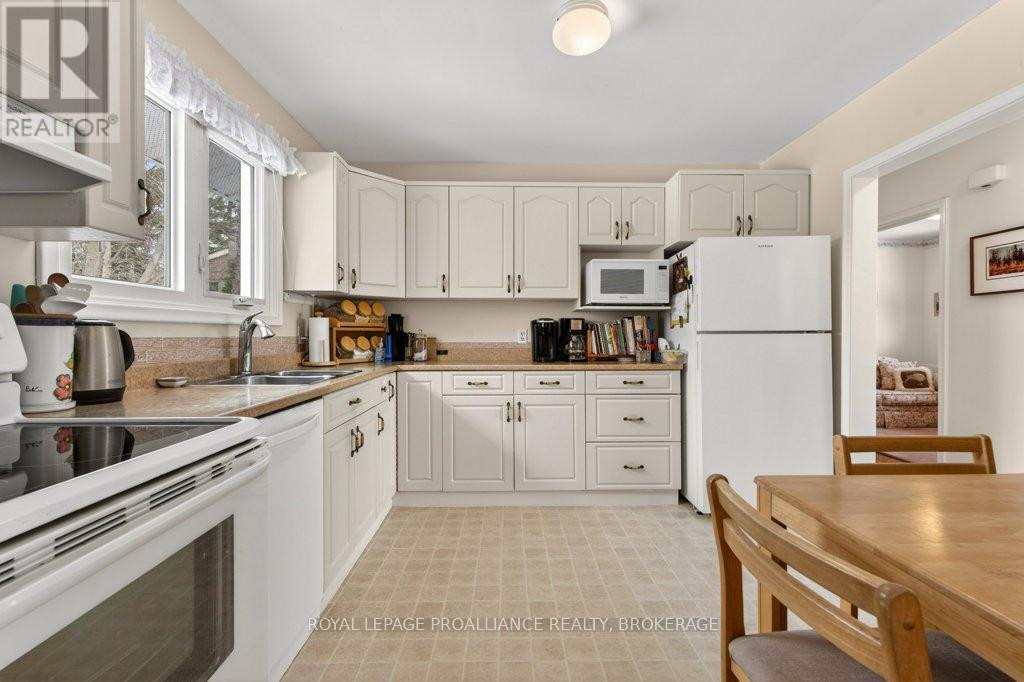 28 Pember Place, Kingston, Ontario  K7M 2P7 - Photo 15 - X12908608