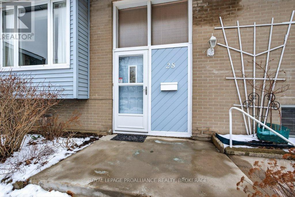 28 Pember Place, Kingston, Ontario  K7M 2P7 - Photo 5 - X12908608
