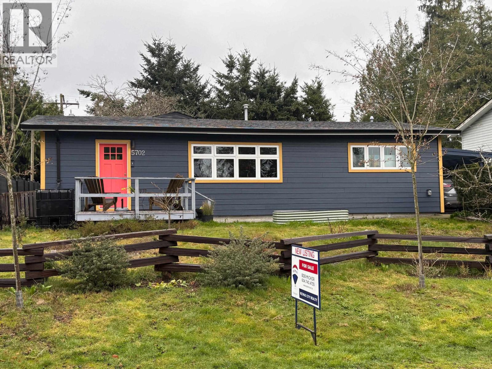 5702 Medusa Street, Sechelt, British Columbia  V0N 3A0 - Photo 1 - R3099668