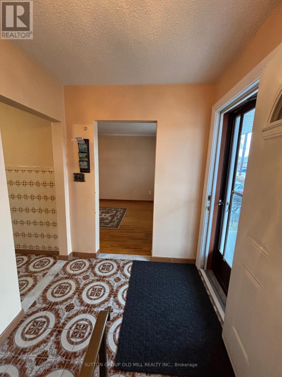 14 Ashmore Avenue, Toronto, Ontario  M8Z 4C4 - Photo 6 - W12908528