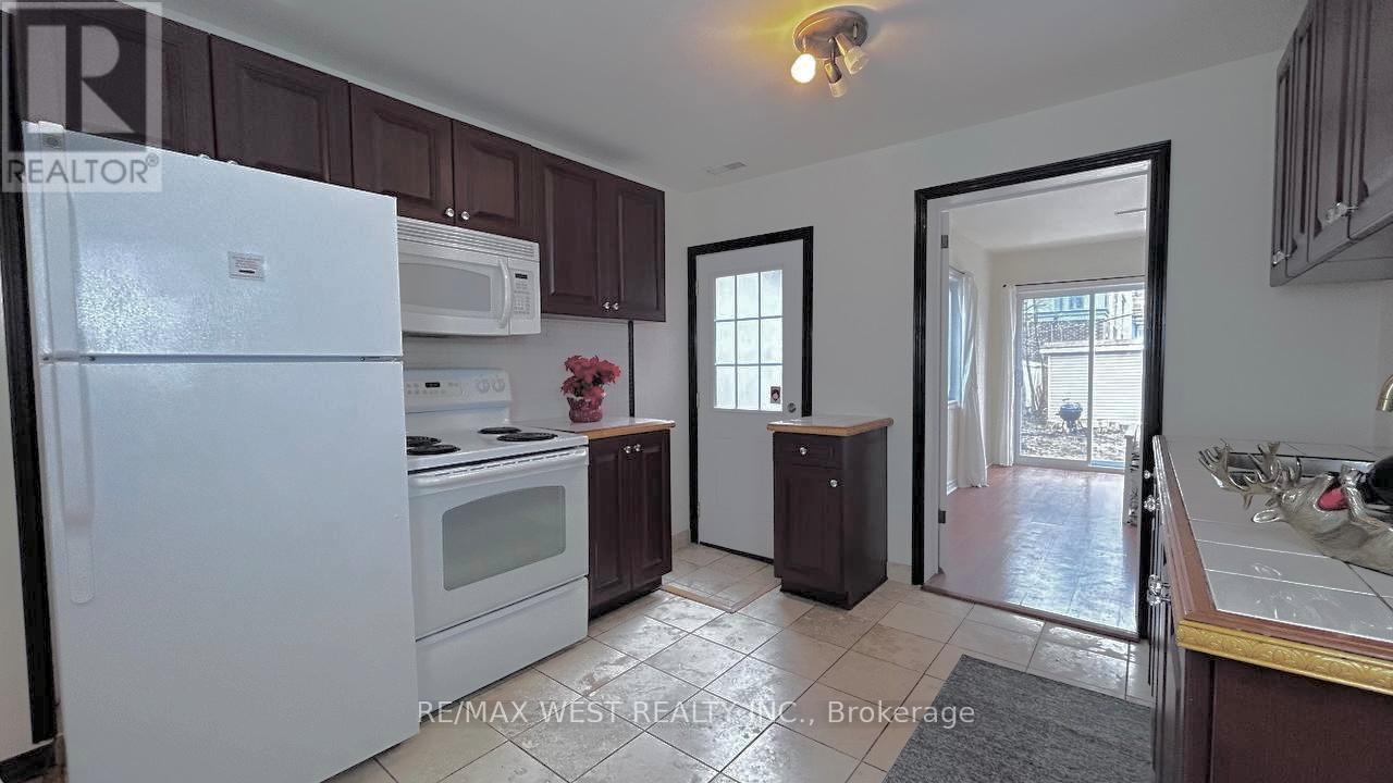 15 Fourteenth Street, Toronto (New Toronto), Ontario  M8V 3H8 - Photo 3 - W12908532