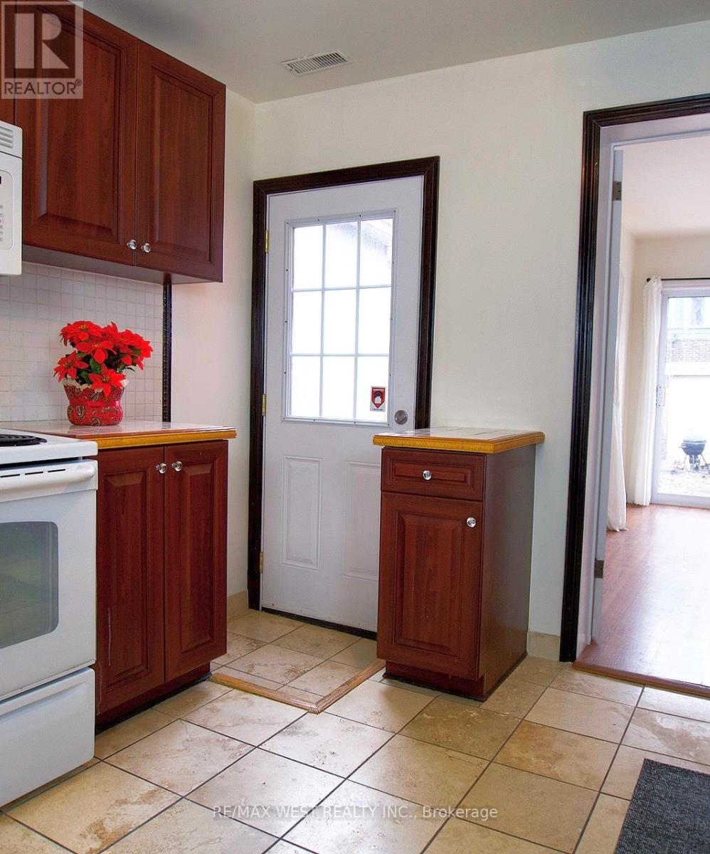 15 Fourteenth Street, Toronto (New Toronto), Ontario  M8V 3H8 - Photo 6 - W12908532