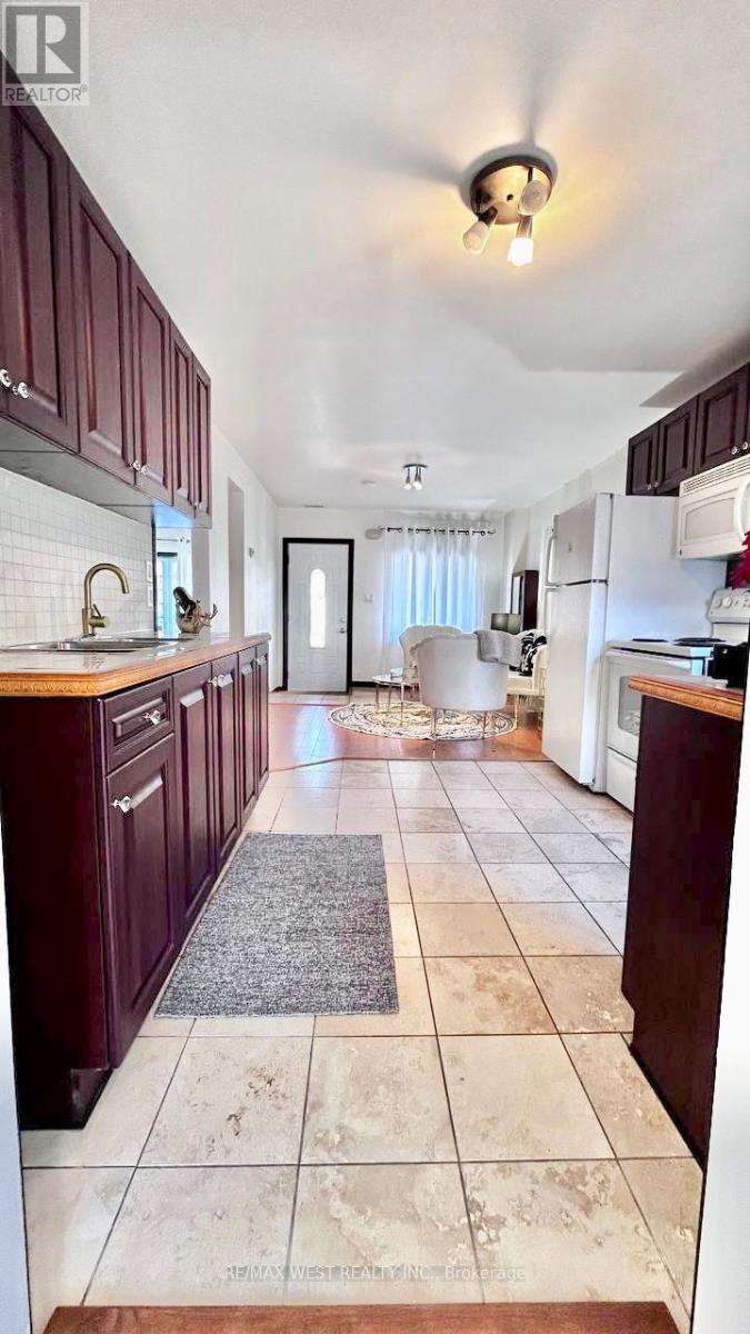 15 Fourteenth Street, Toronto (New Toronto), Ontario  M8V 3H8 - Photo 8 - W12908532