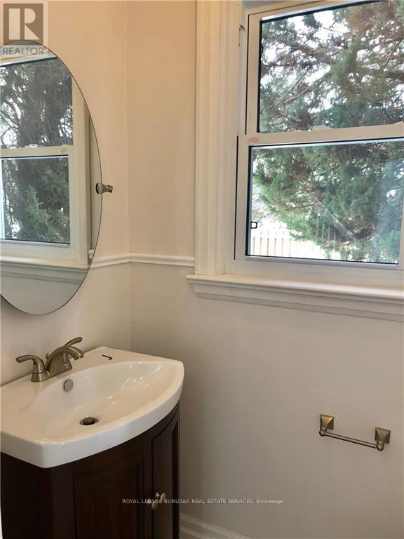 252 Pomona Avenue, Burlington, Ontario  L7N 1T1 - Photo 12 - W12908566