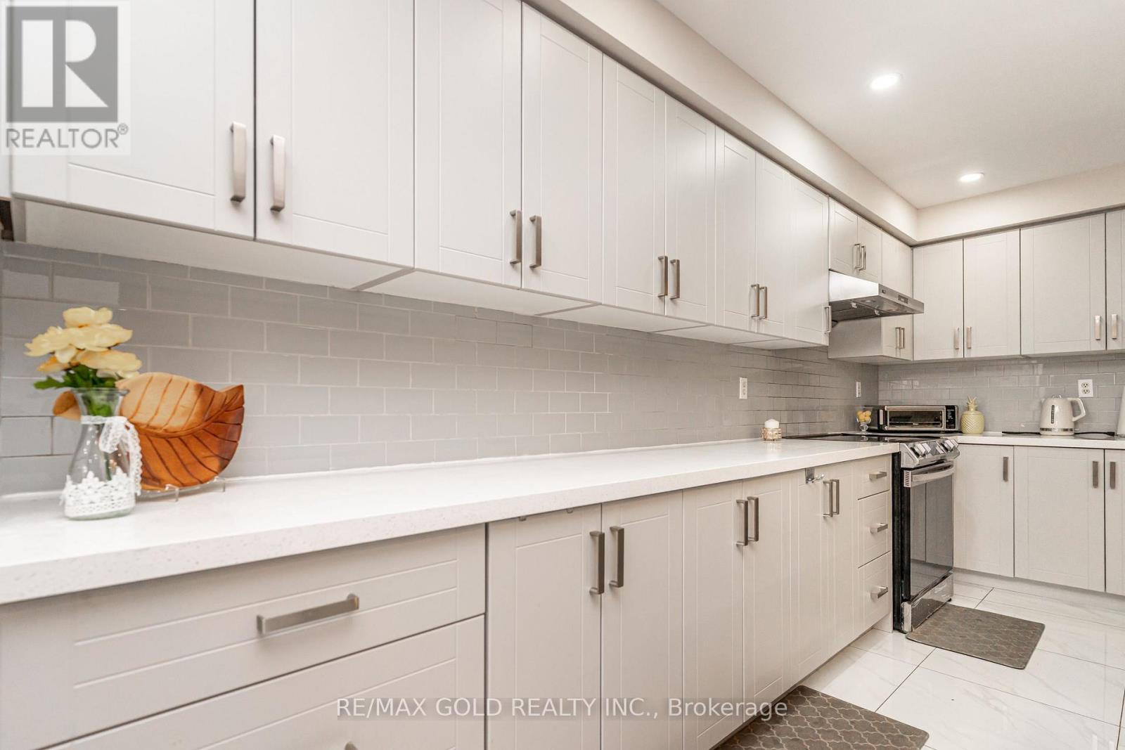 98 Winners Circle, Brampton, Ontario  L7A 1W2 - Photo 13 - W12908800