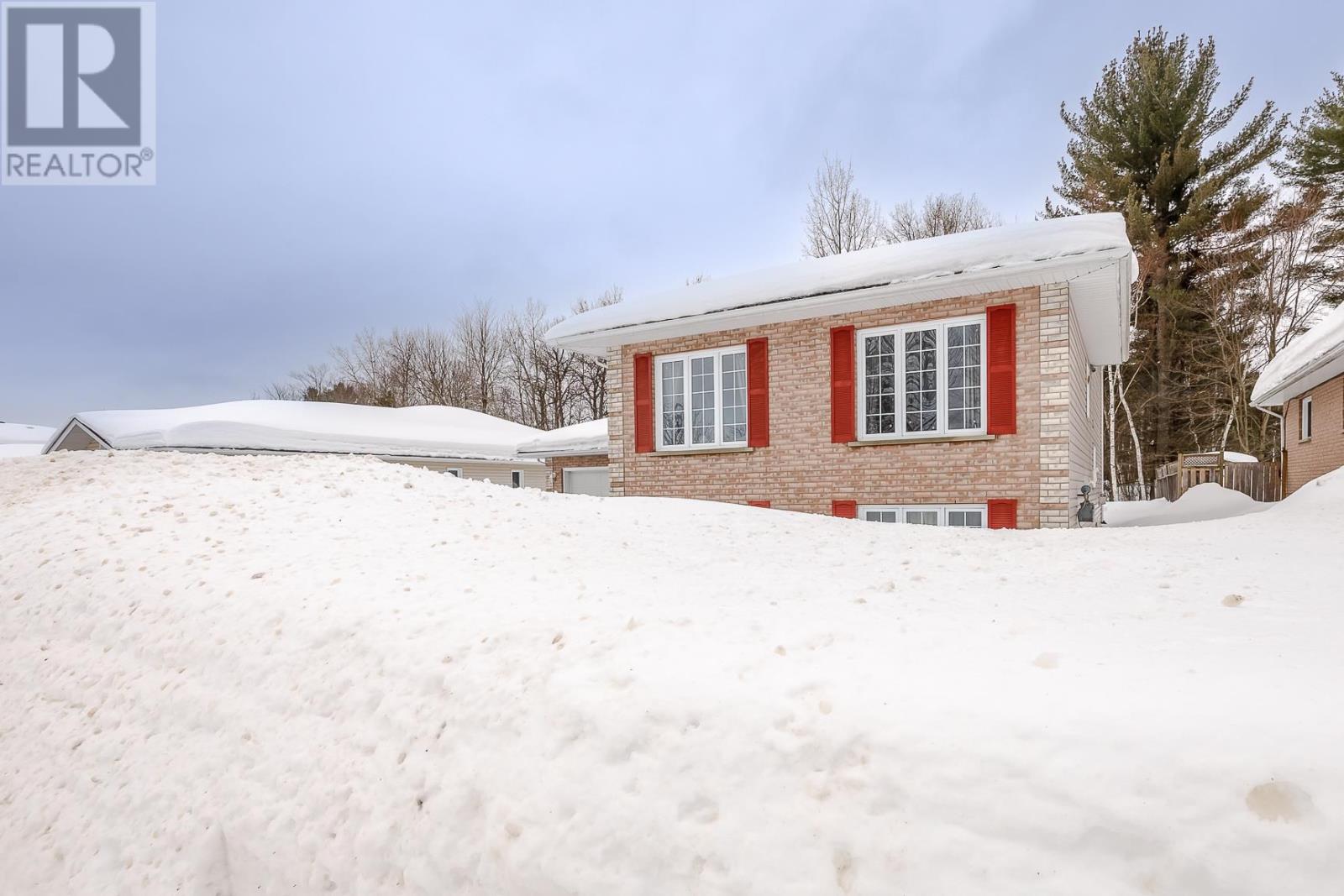 23 Queensgate Blvd, Sault Ste. Marie, Ontario  P6A 6Y6 - Photo 2 - SM260328