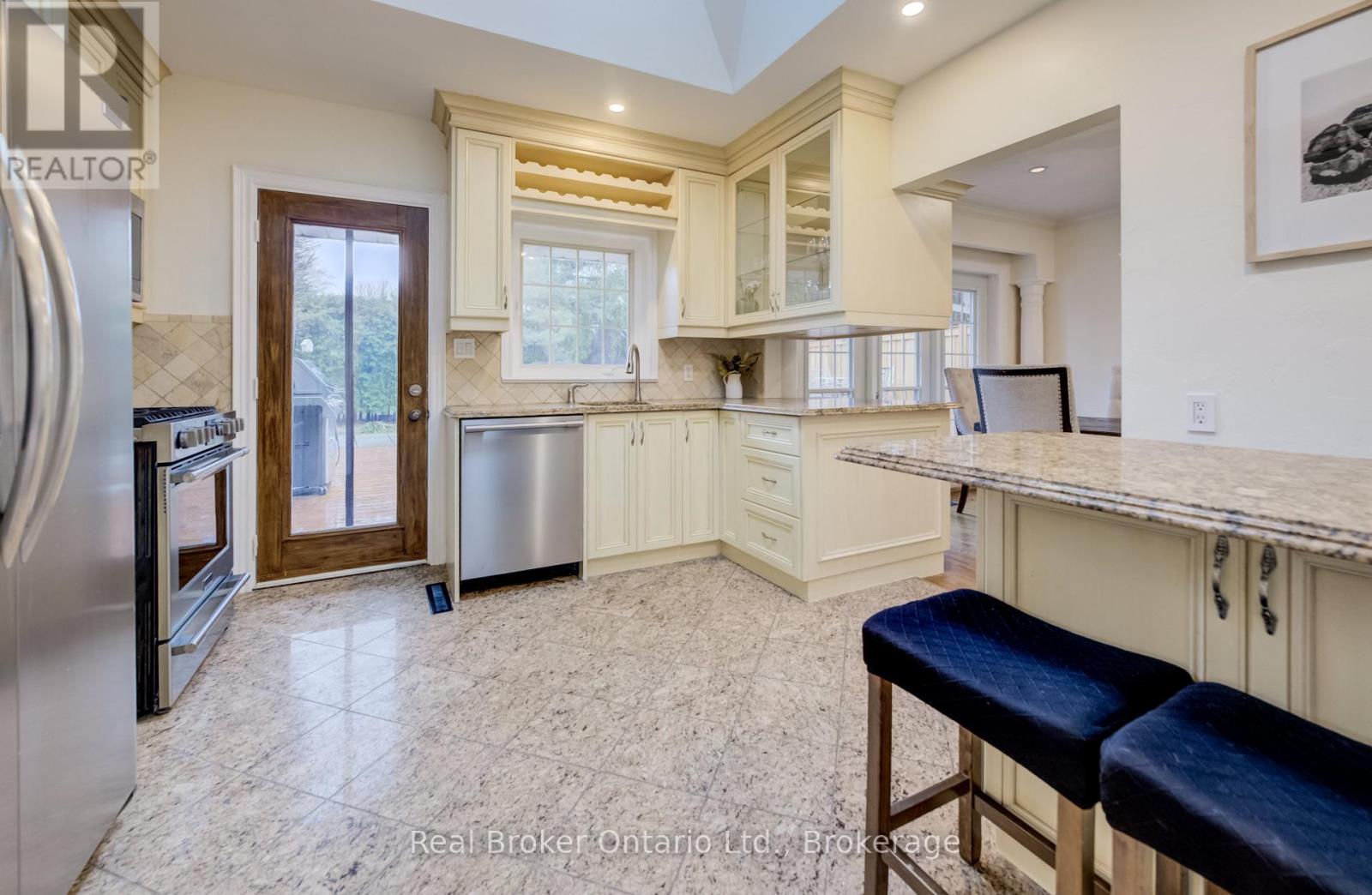 655 Ellengale Road, Burlington, Ontario  L7T 3N9 - Photo 10 - W12908878