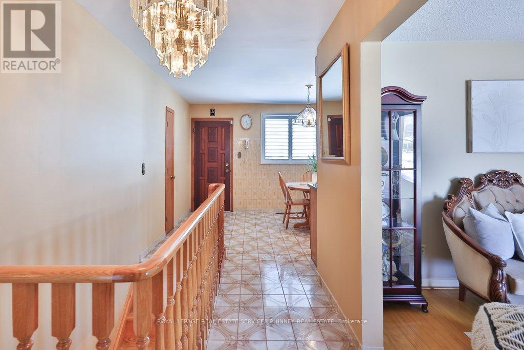 7 Roseglen Crescent, Toronto, Ontario  M3N 1G7 - Photo 16 - W12754052