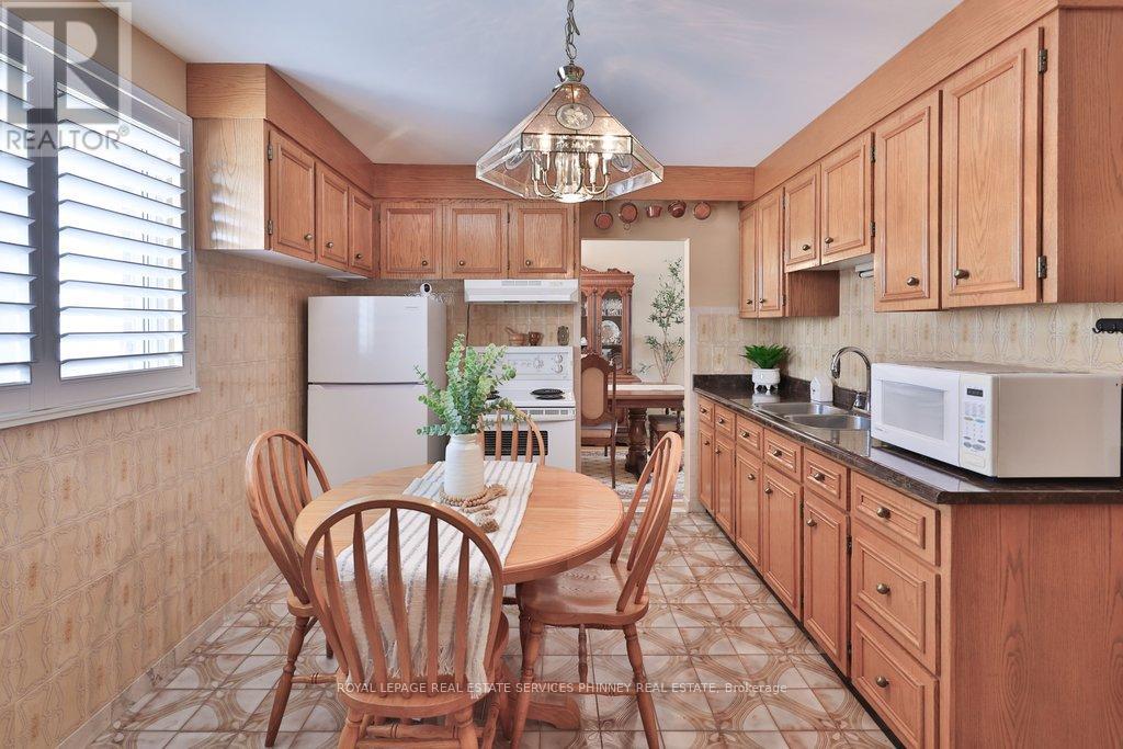 7 Roseglen Crescent, Toronto, Ontario  M3N 1G7 - Photo 12 - W12754052