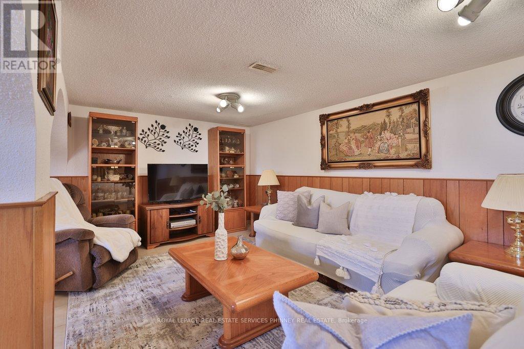 7 Roseglen Crescent, Toronto, Ontario  M3N 1G7 - Photo 25 - W12754052