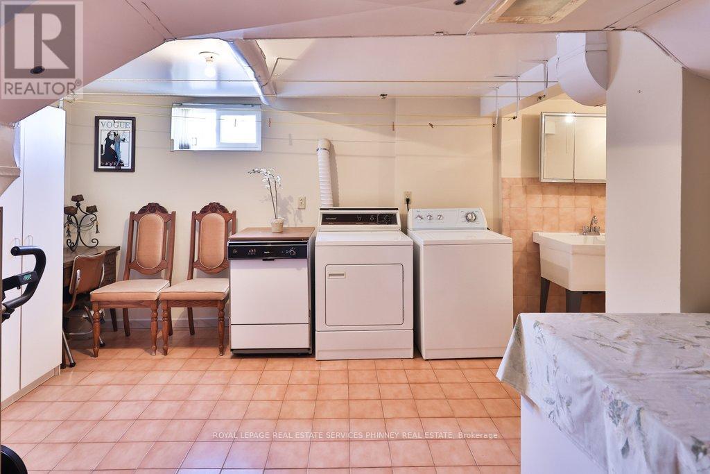 7 Roseglen Crescent, Toronto, Ontario  M3N 1G7 - Photo 33 - W12754052