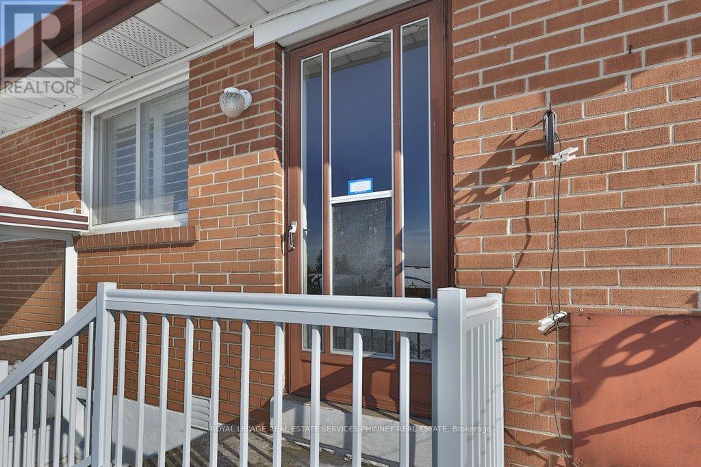 7 Roseglen Crescent, Toronto, Ontario  M3N 1G7 - Photo 3 - W12754052