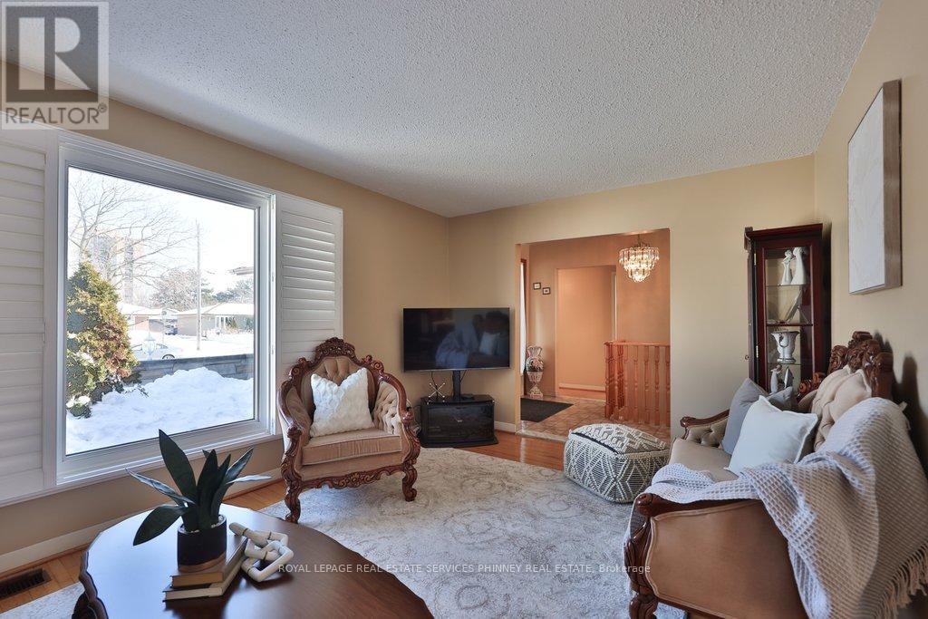 7 Roseglen Crescent, Toronto, Ontario  M3N 1G7 - Photo 7 - W12754052